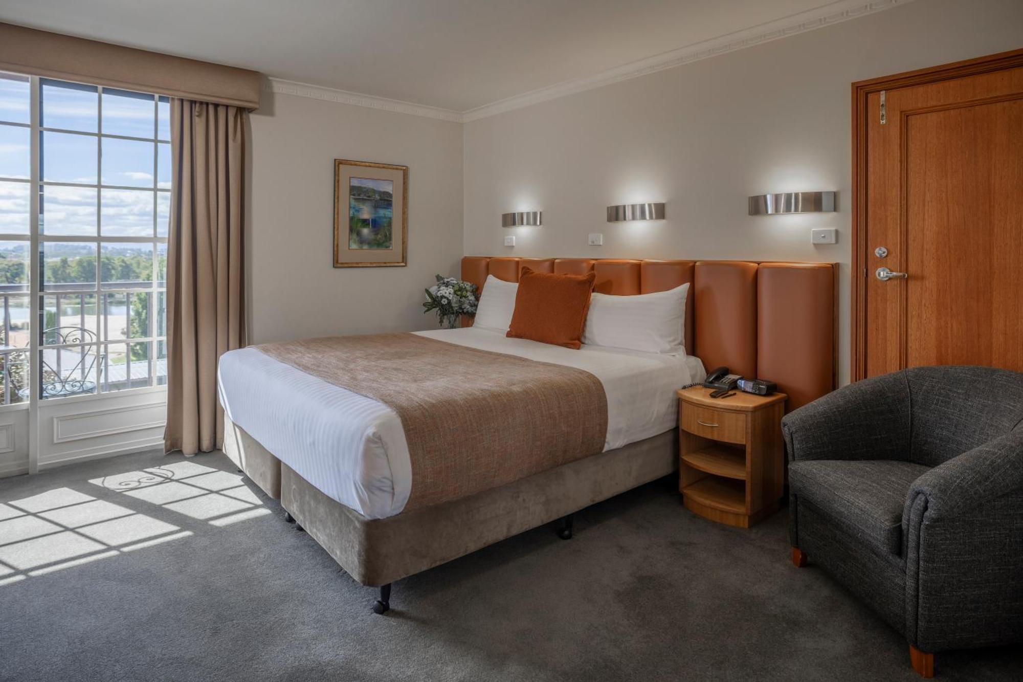 Quarto com Cama King-size e Vista do Jardim