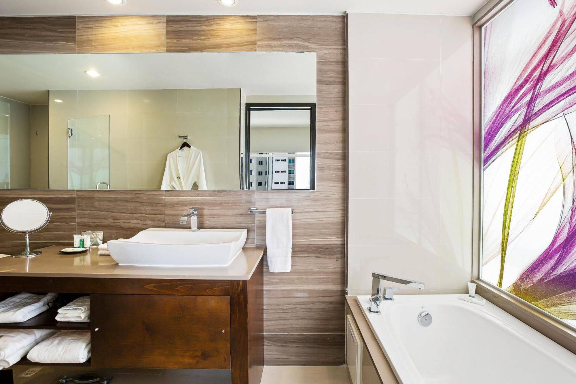 Business Suite, Club lounge access, 1 King, City view,1596880158:JPEG