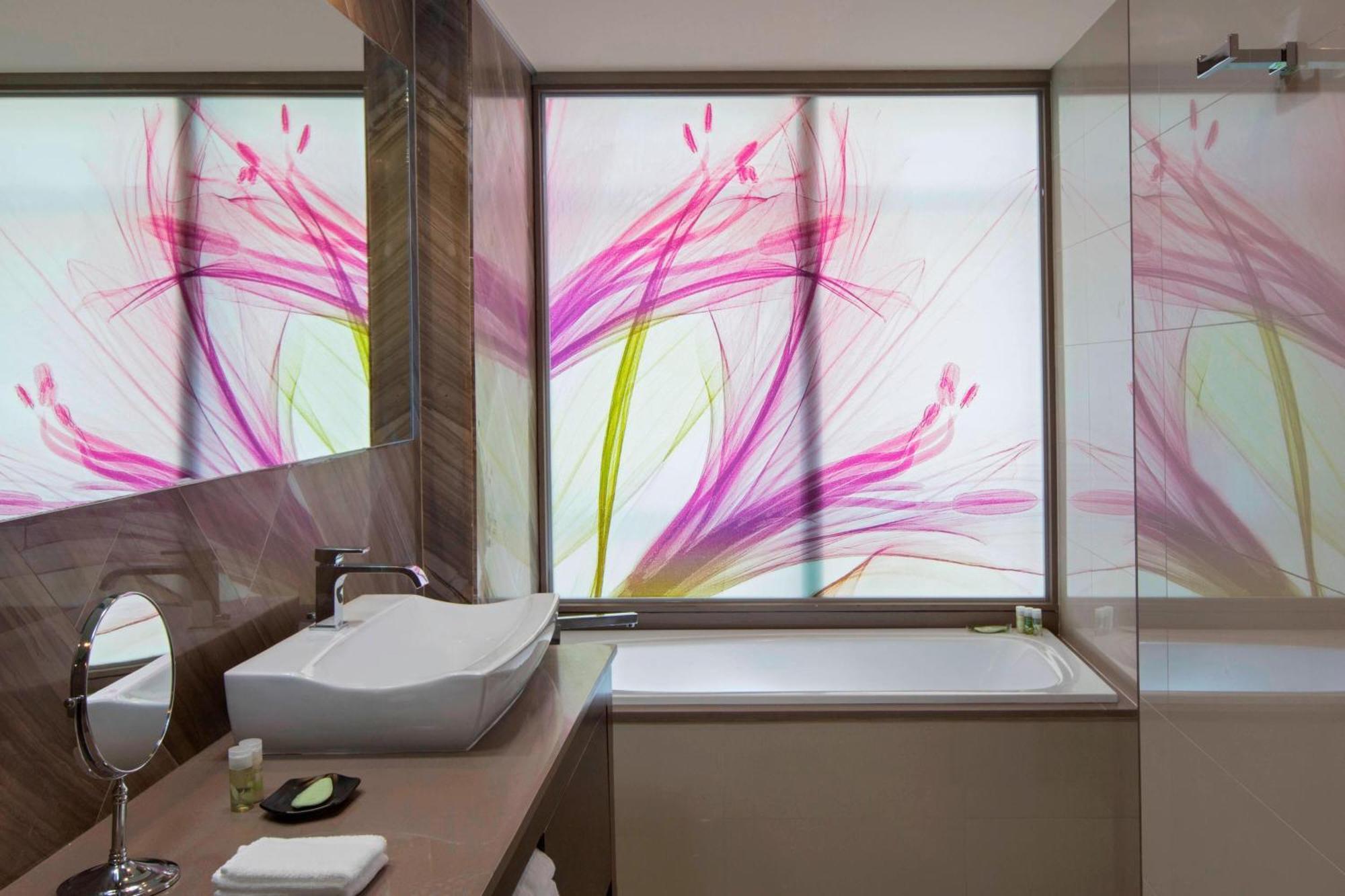Renewal Suite, Club lounge access, 1 Bedroom Larger Suite,1596880159:JPEG