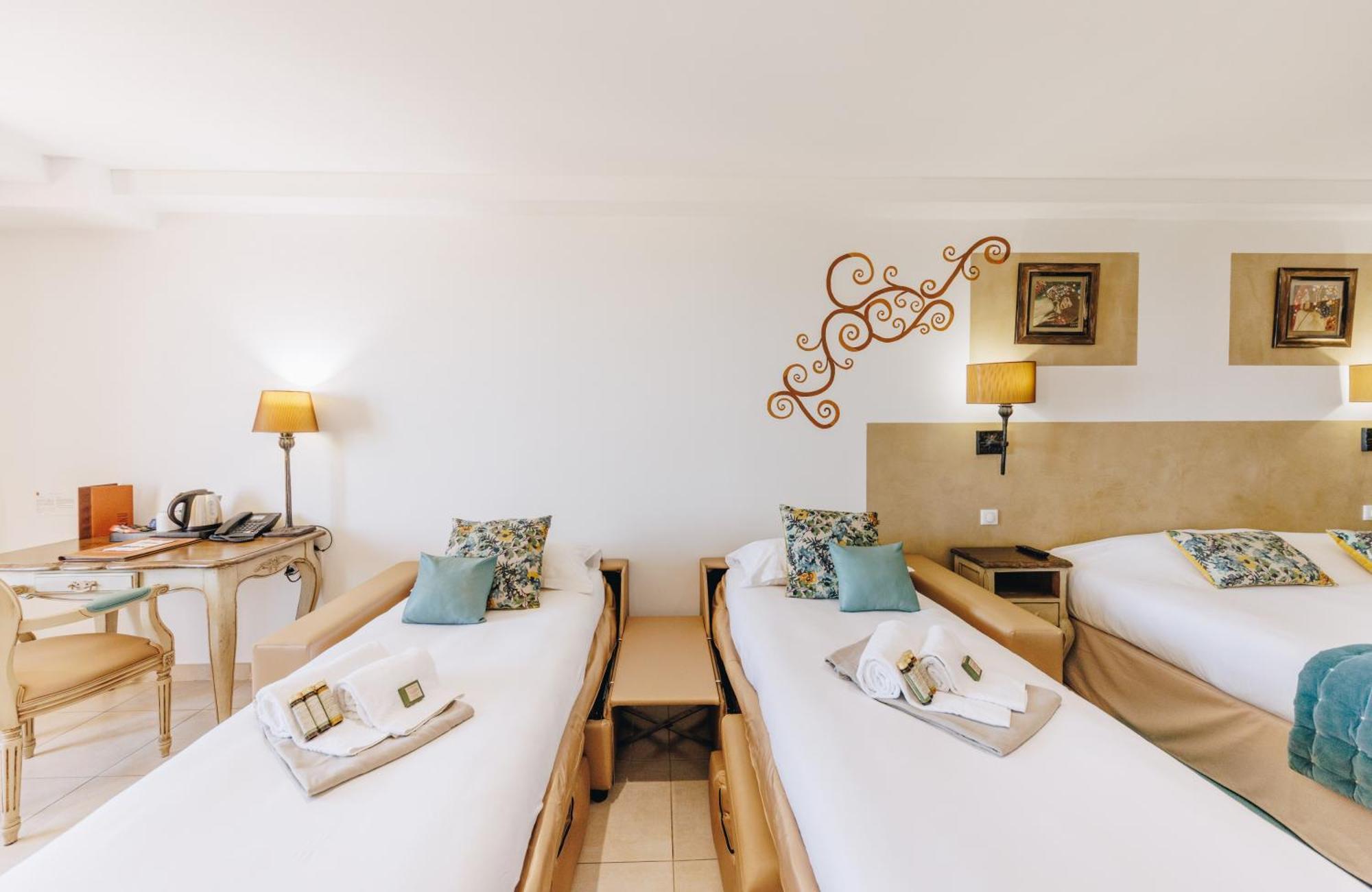 Chambre Familiale - Vue Partielle sur Mer