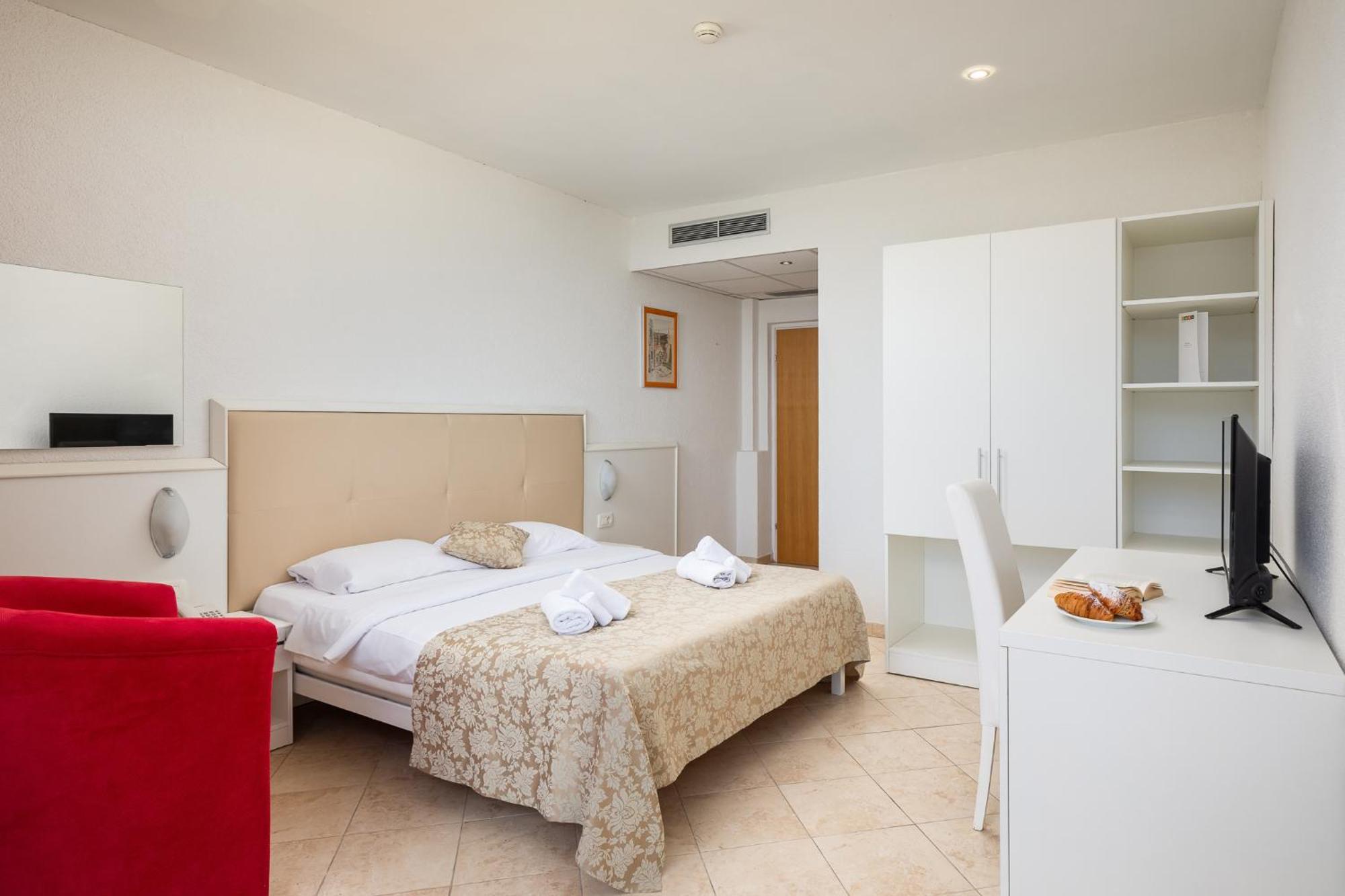 Standard Doppel- oder Zweibettzimmer mit Meerblick