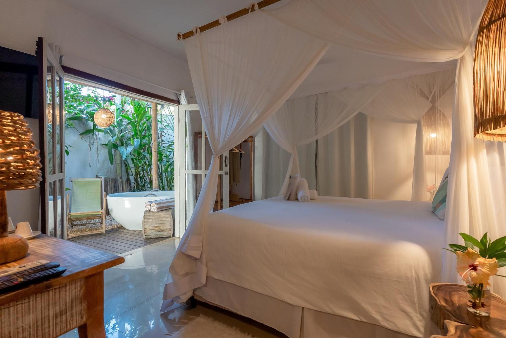 Suíte com Cama King-size e Banheira de Hidromassagem