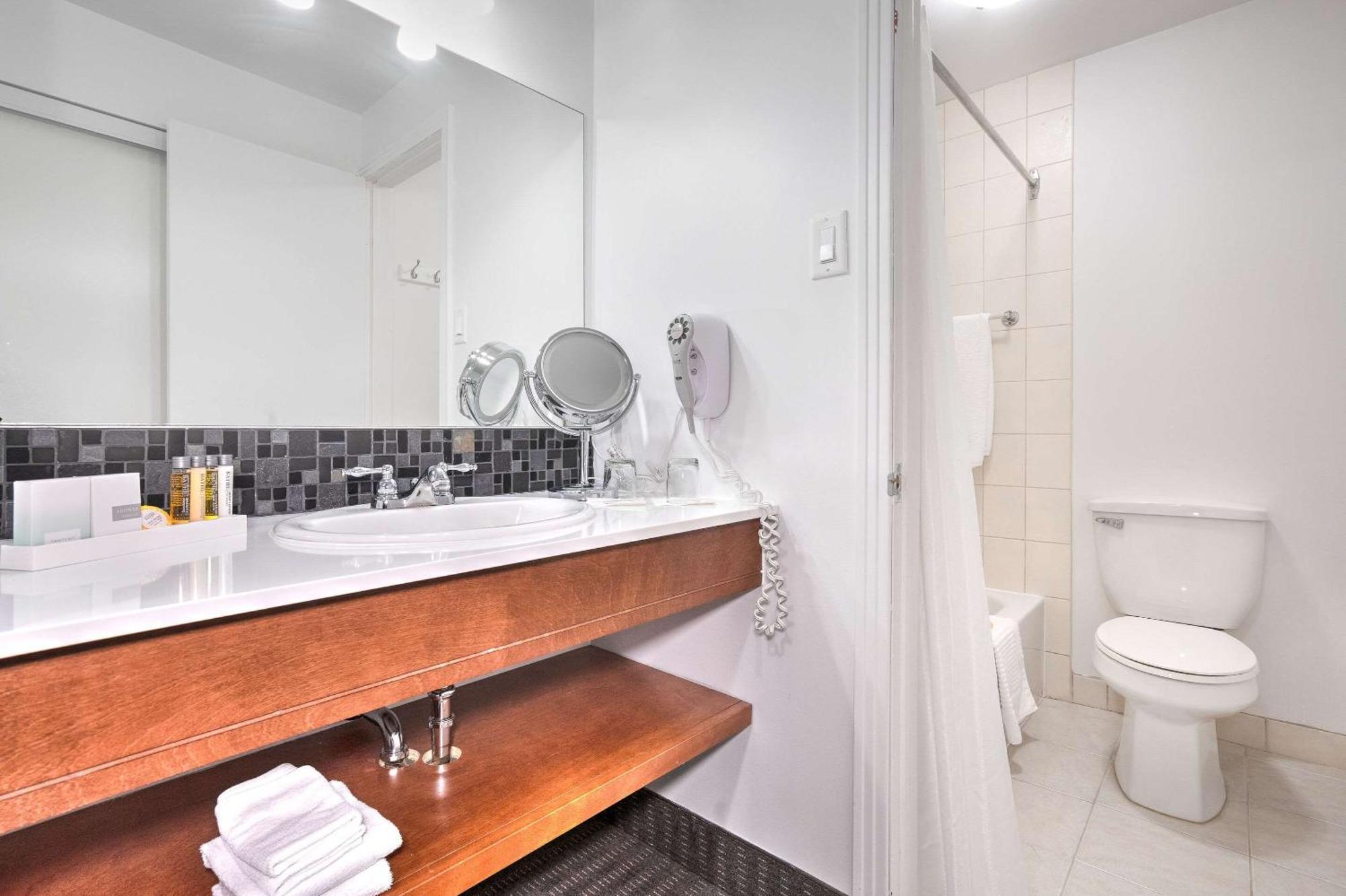 Chambre Standard avec 2 Lits Queen-Size et Balcon - Non-Fumeurs