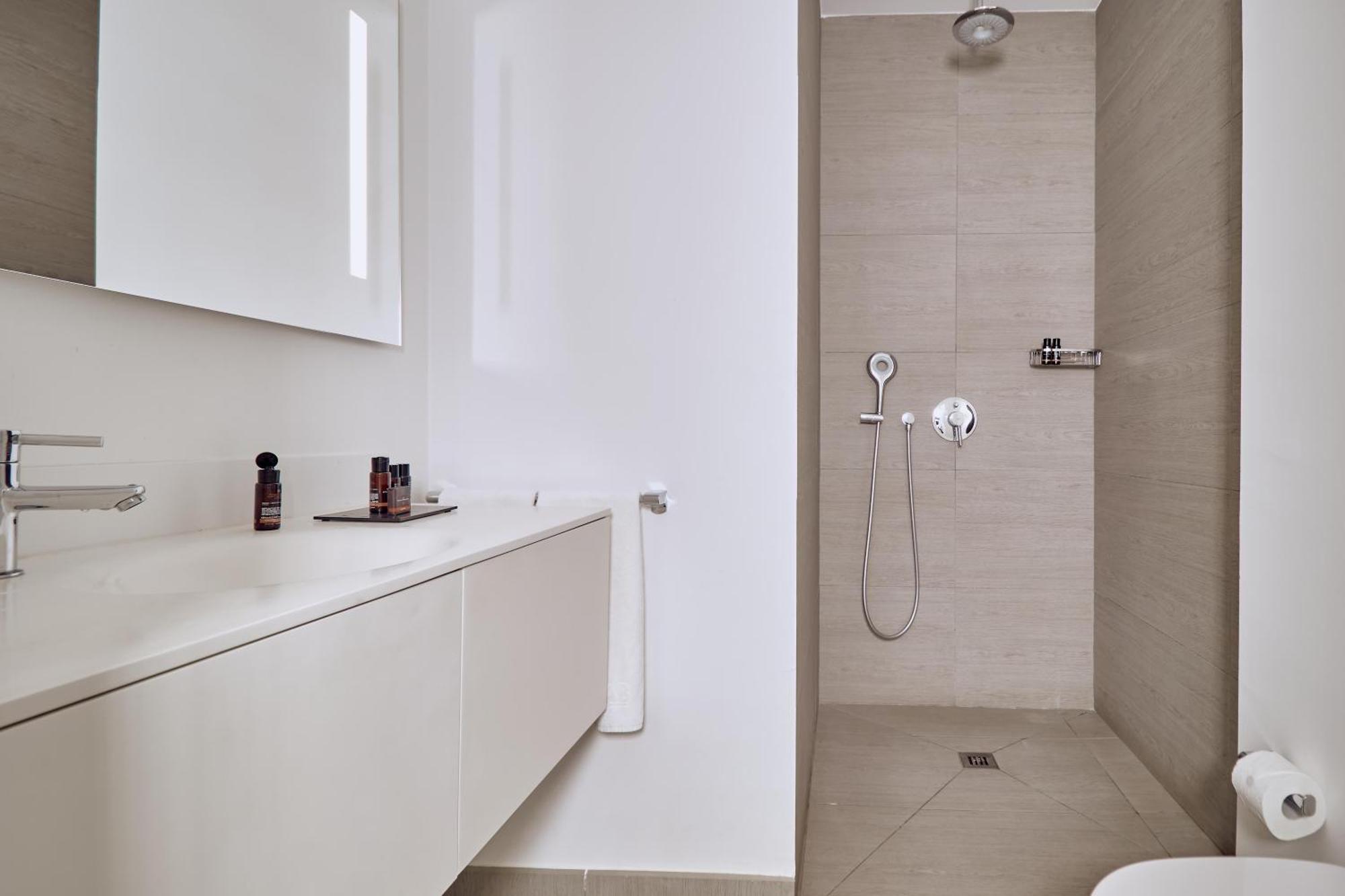 Suite Serenity Mar con 2 Camere da Letto, Piscina Privata, Vasca Idromassaggio e Vista Mare