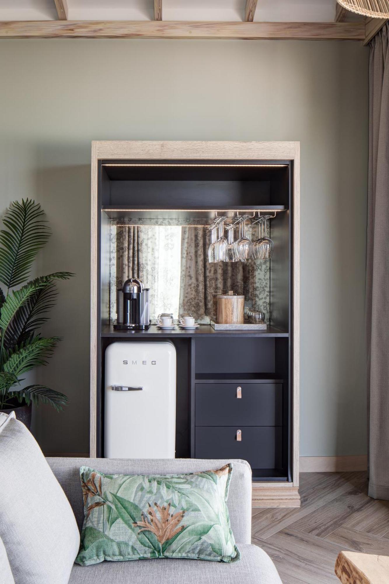 Zimmer mit Kingsize-Bett und Meerblick