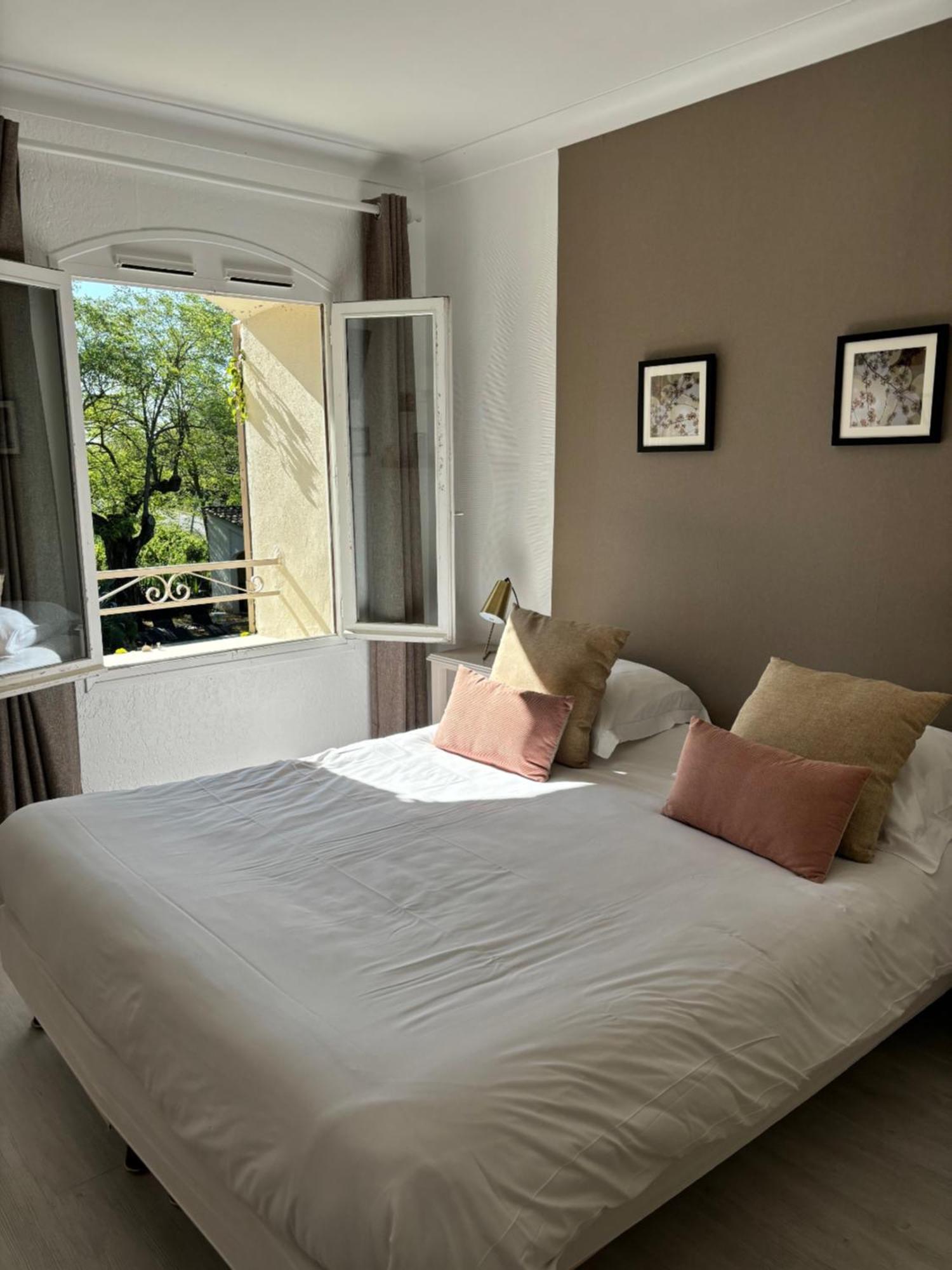 Chambre Lit Queen-Size - Vue sur Piscine