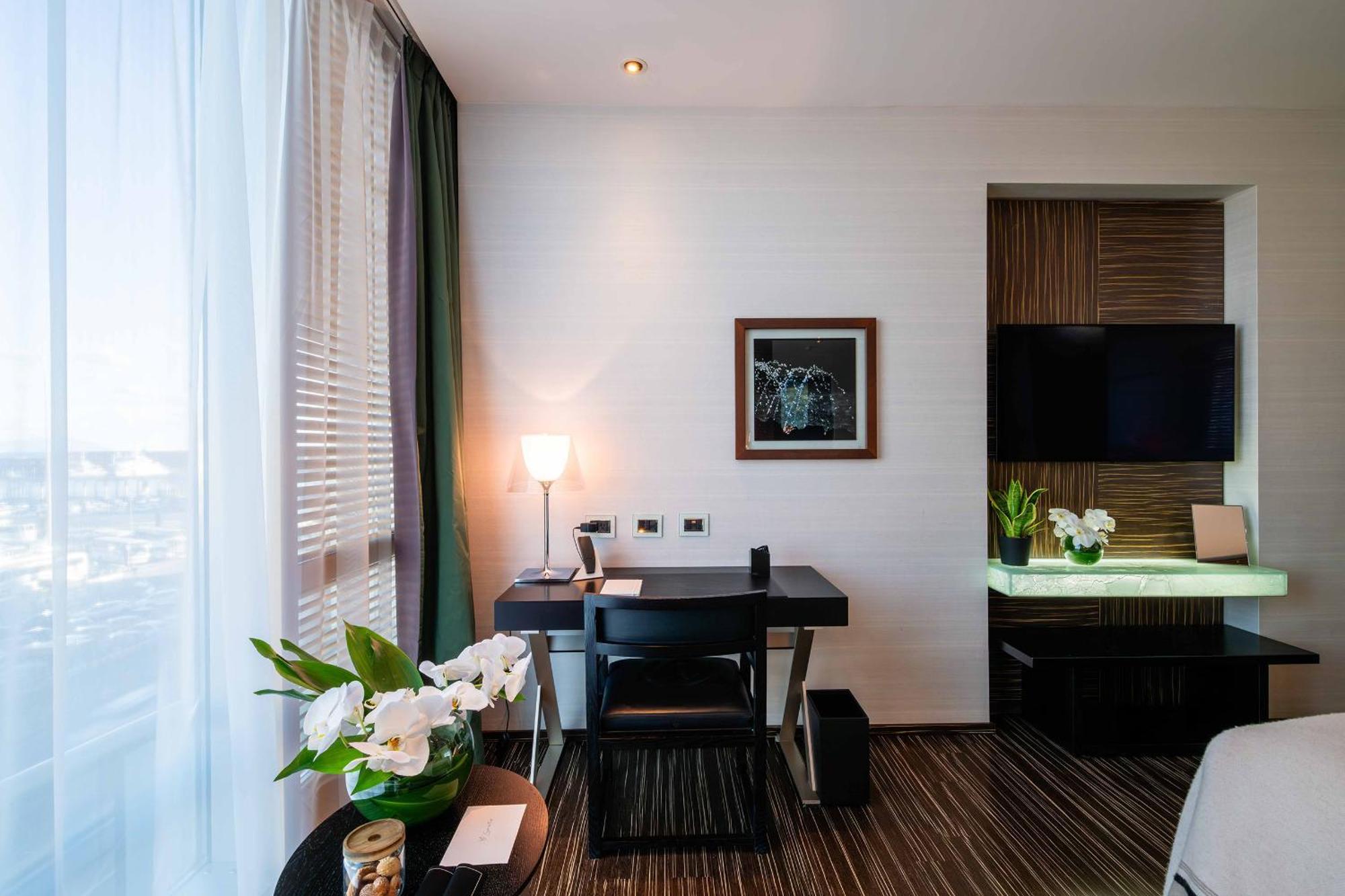 Deluxe Harbour View Room