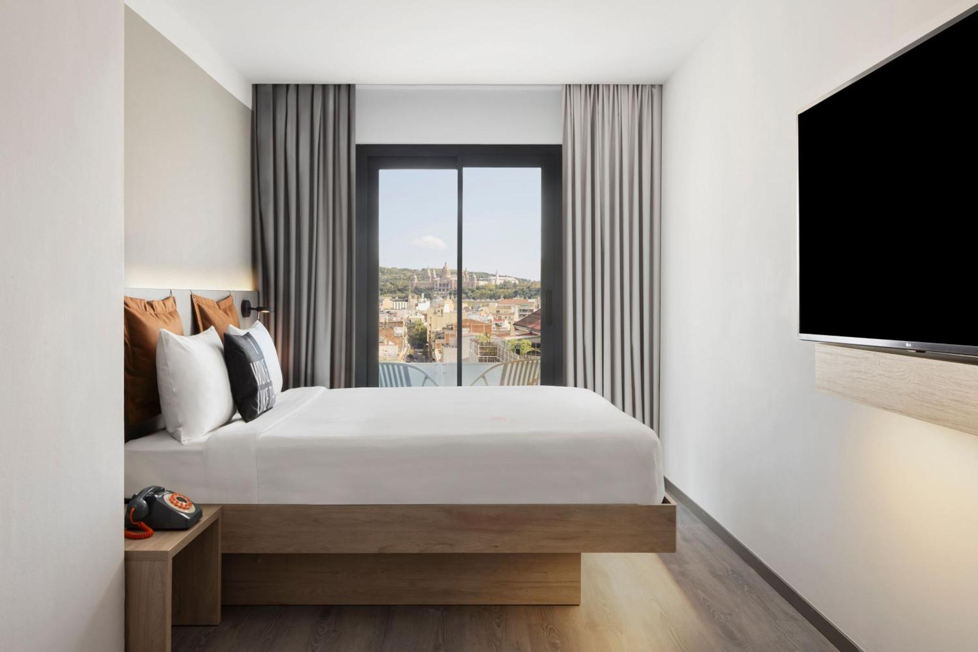 Moxy Queen Room City View