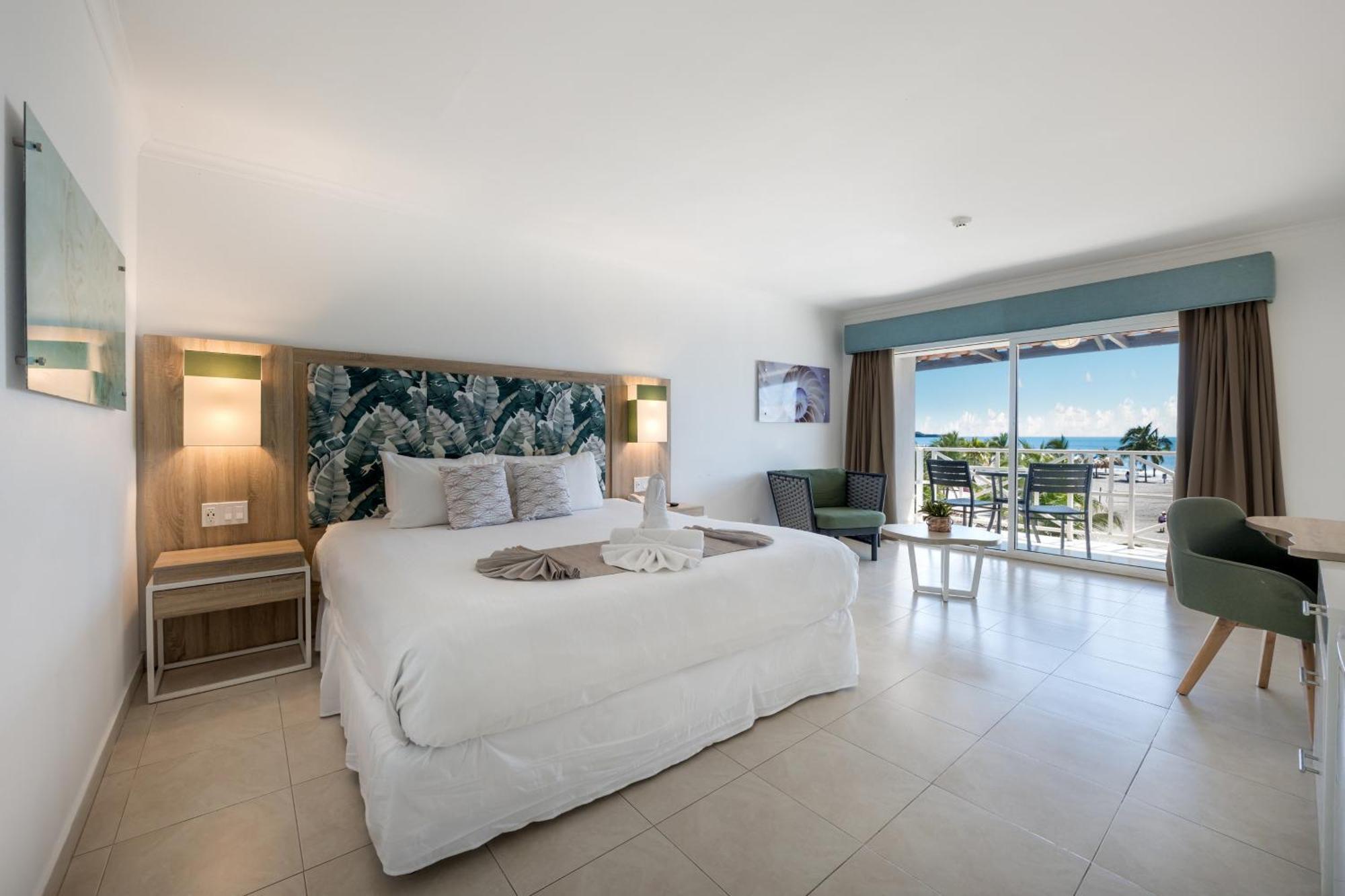 Habitación con cama extragrande y vistas al mar