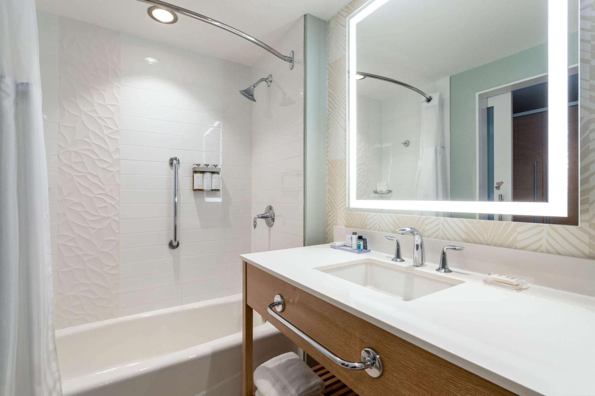 Quarto Deluxe com Cama King-size e Vista da Via Costeira Interna