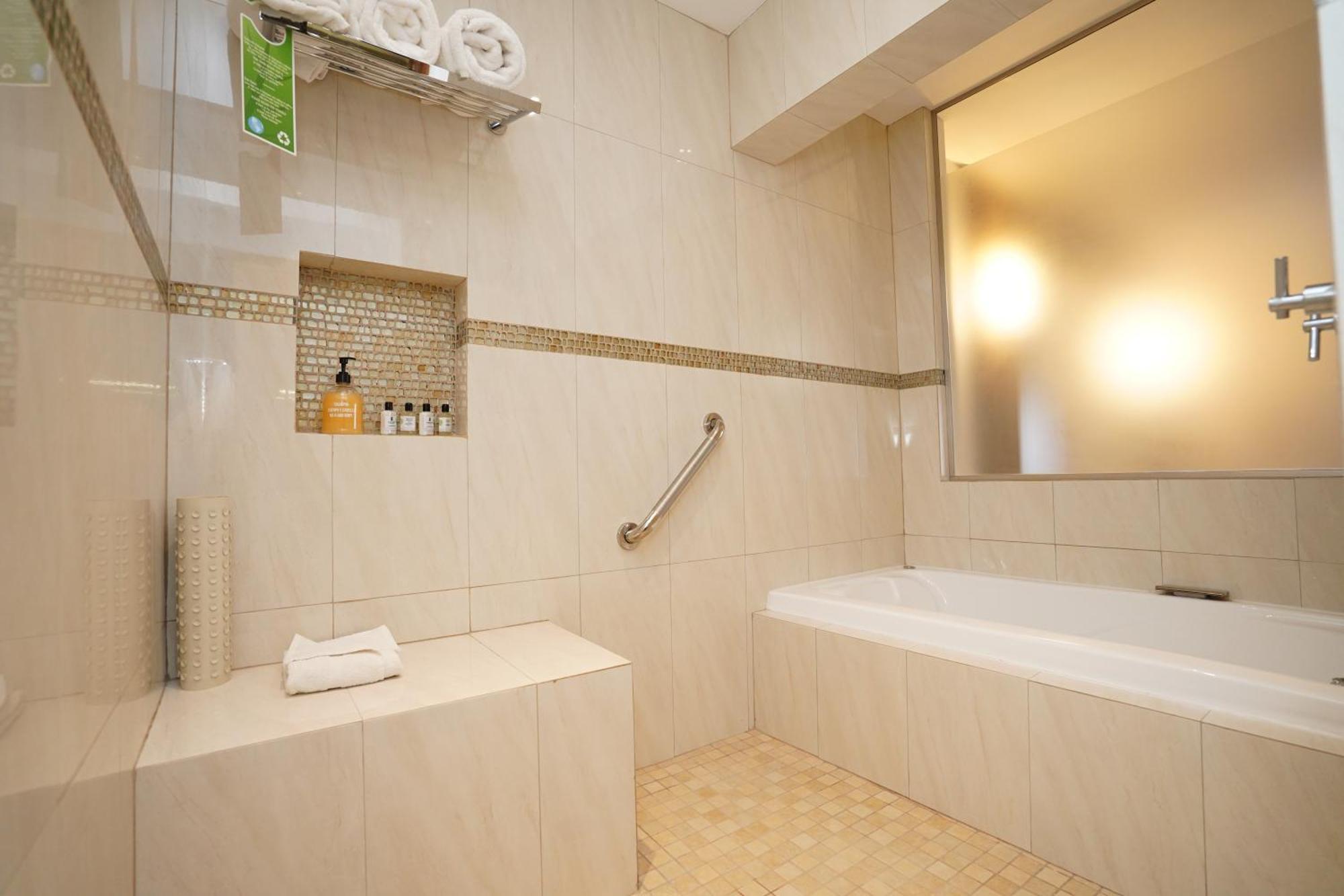King Suite Spa Bath
