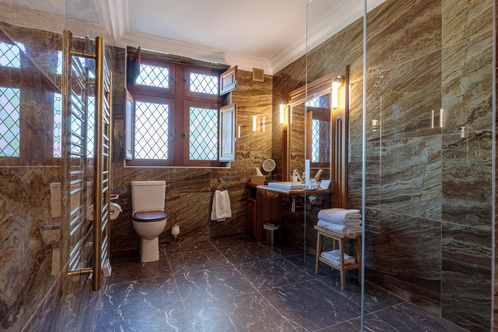 Chambre Lit King-Size avec Douche Accessible en Fauteuil Roulant - Adaptée aux Personnes à Mobilité Réduite