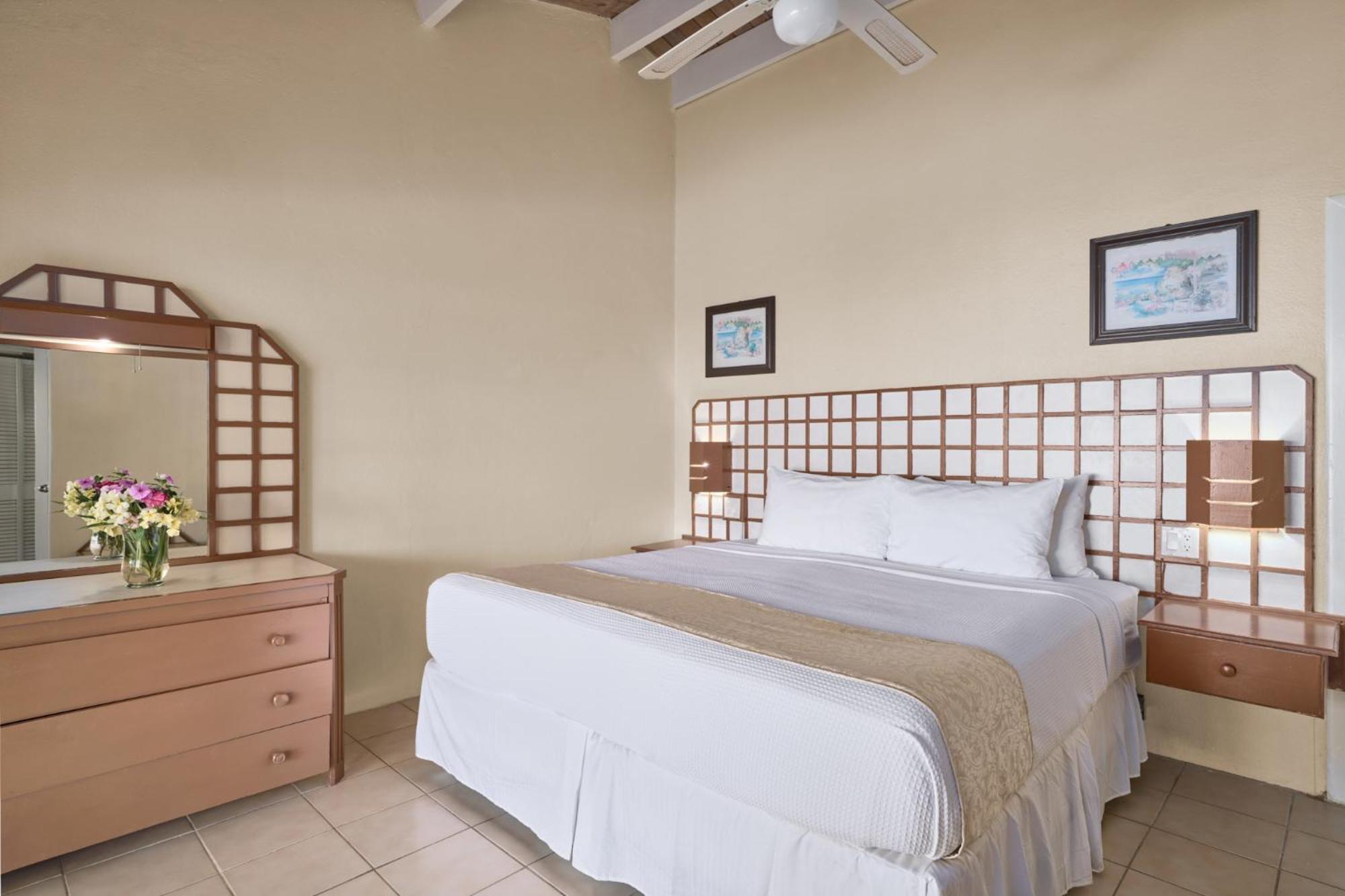 Bungalow mit Kingsize-Bett und Gartenblick