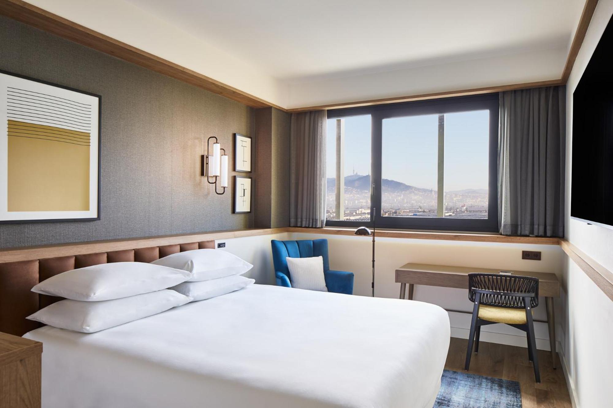 Habitación con cama extragrande y vistas a la ciudad