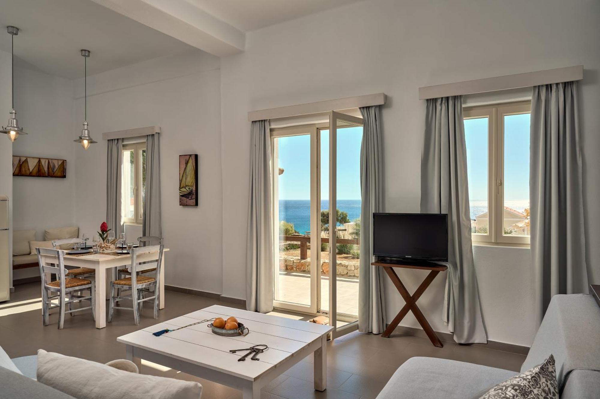 Poolfront Superior Suite Sea View