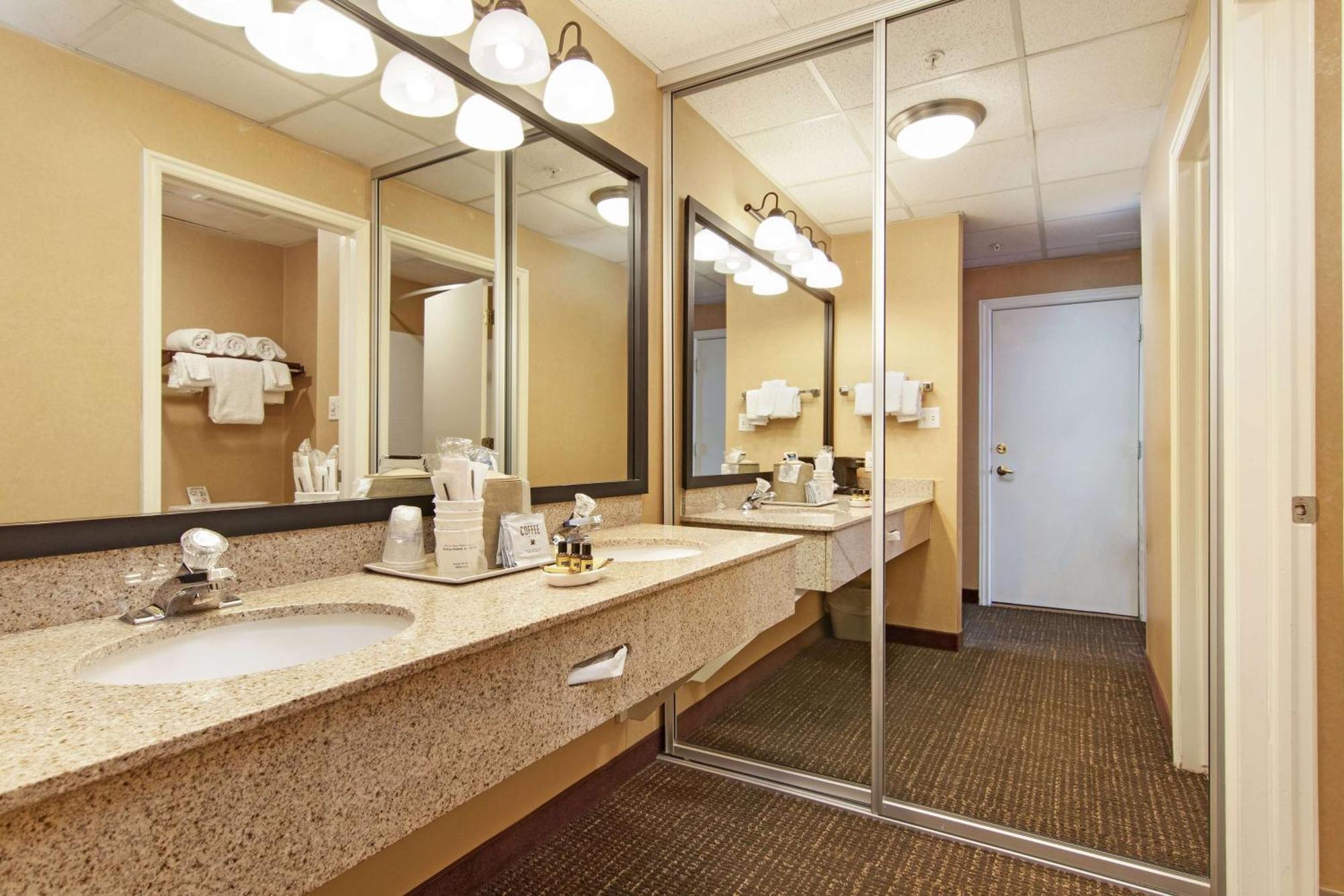 Chambre Lit King-Size avec Baignoire - Accessible aux Personnes à Mobilité Réduite/Non-Fumeurs