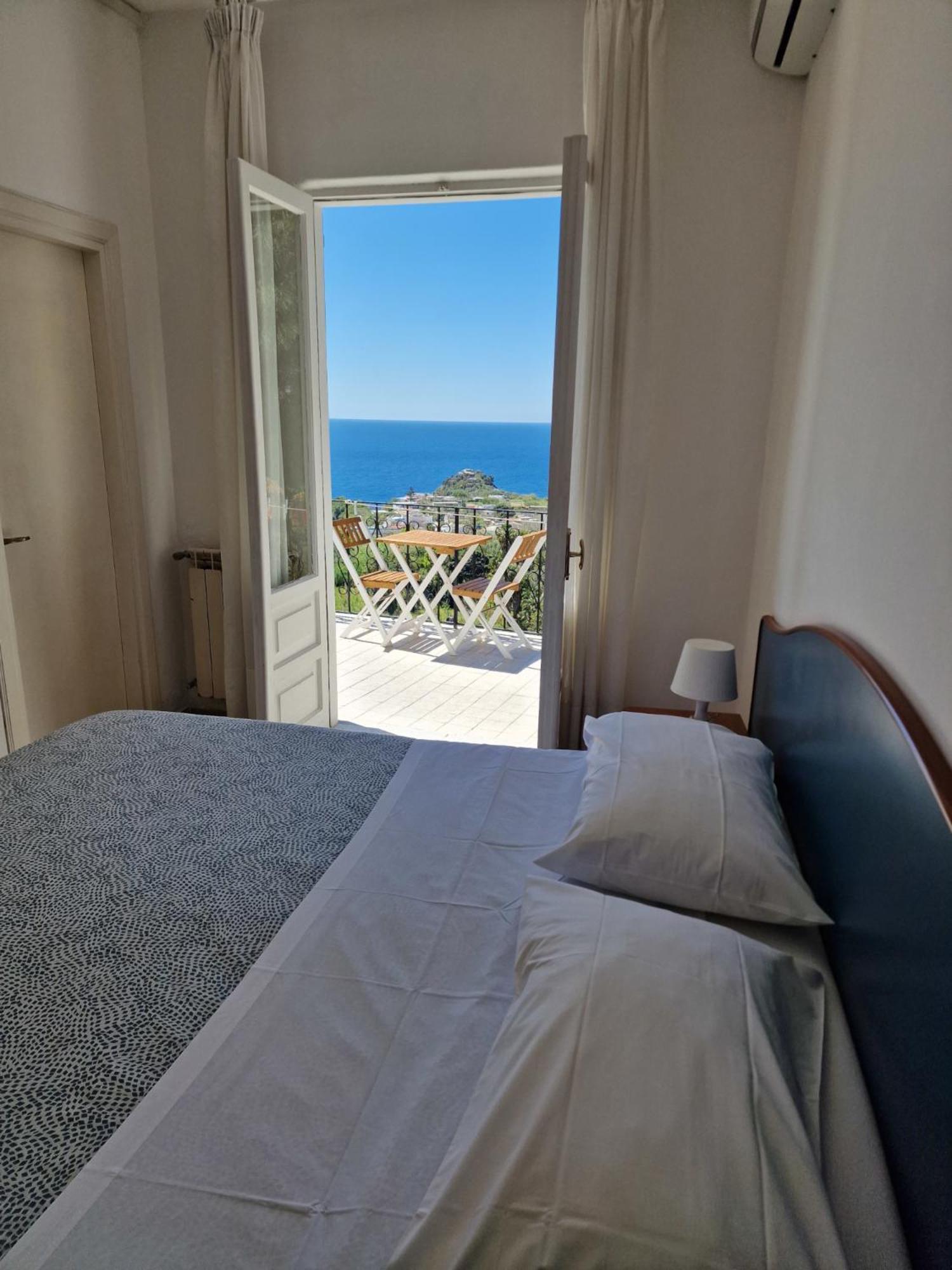Camera Matrimoniale con Balcone e Vista Mare