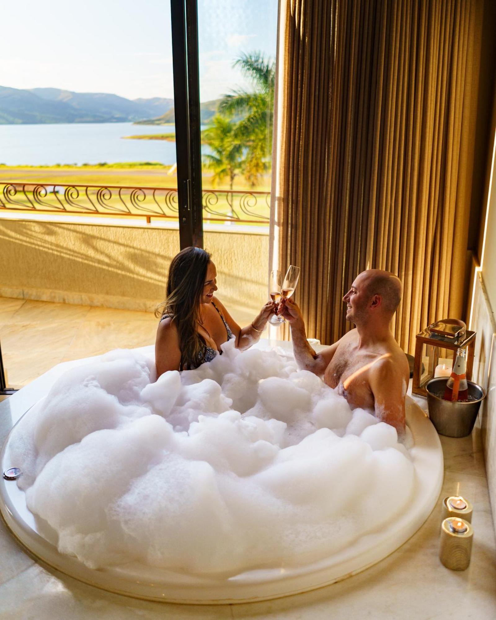 Suíte Luxo com Banheira de Hidromassagem