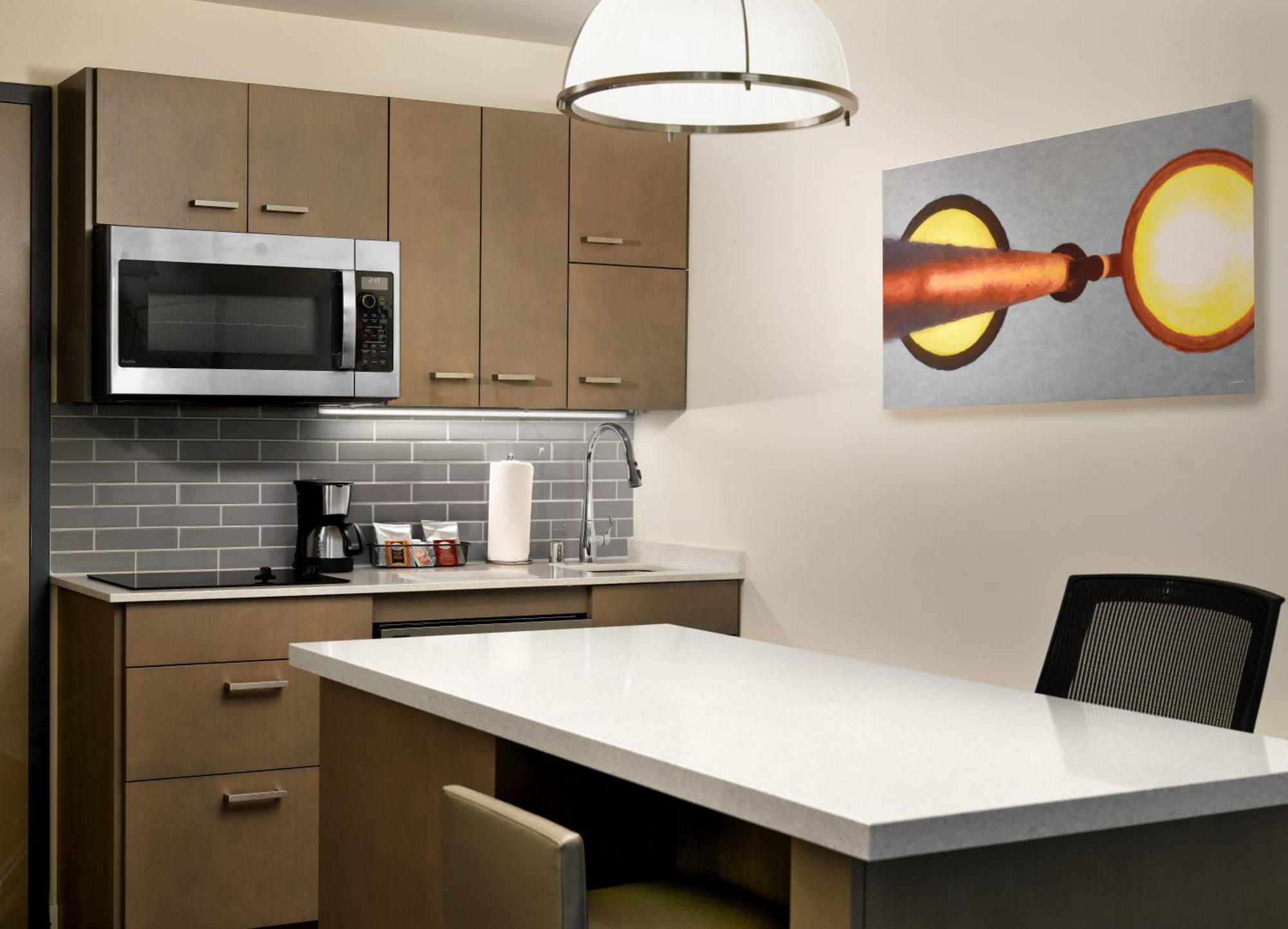 Studio Suite Two Queen Beds Sofa Bed Kitchen