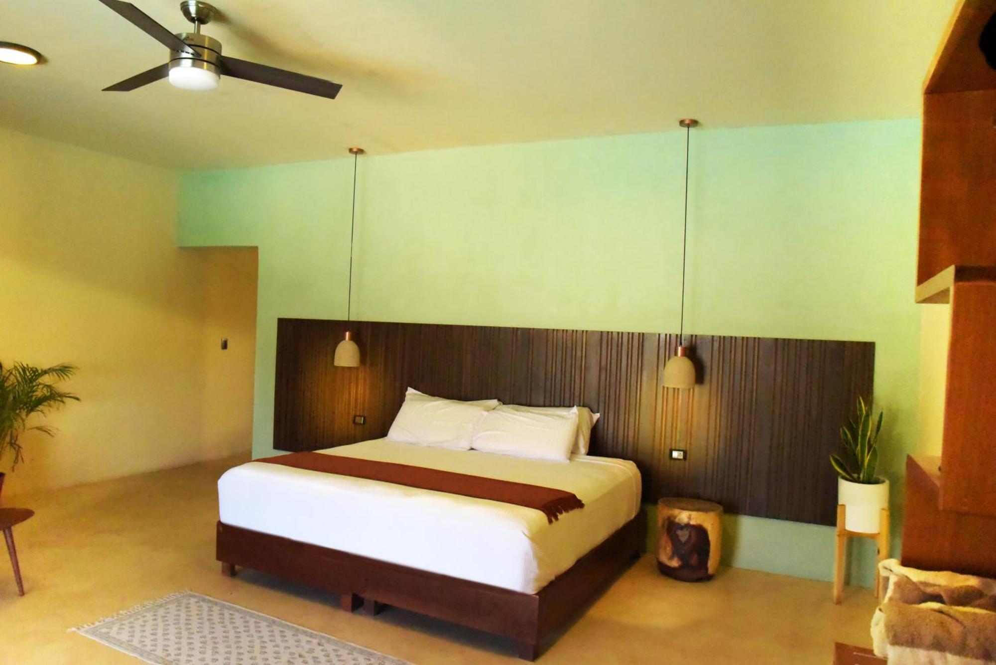 Suite con cama grande y vistas a la piscina