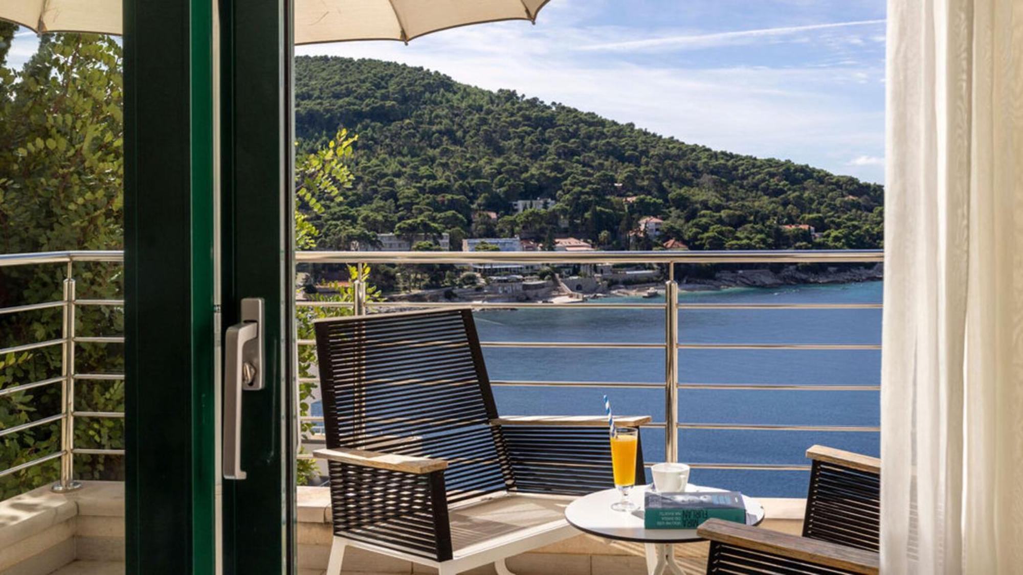 Suite mit Balkon und seitlichem Meerblick