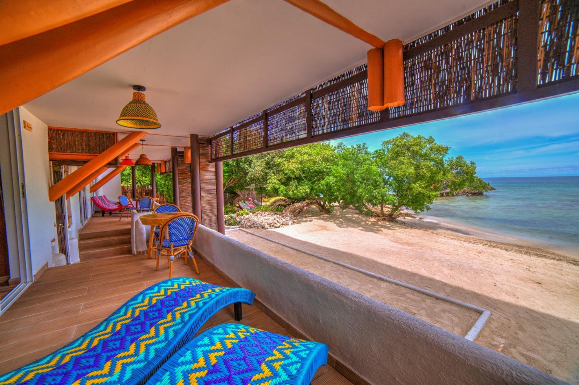 Habitación con cama grande y vistas al mar