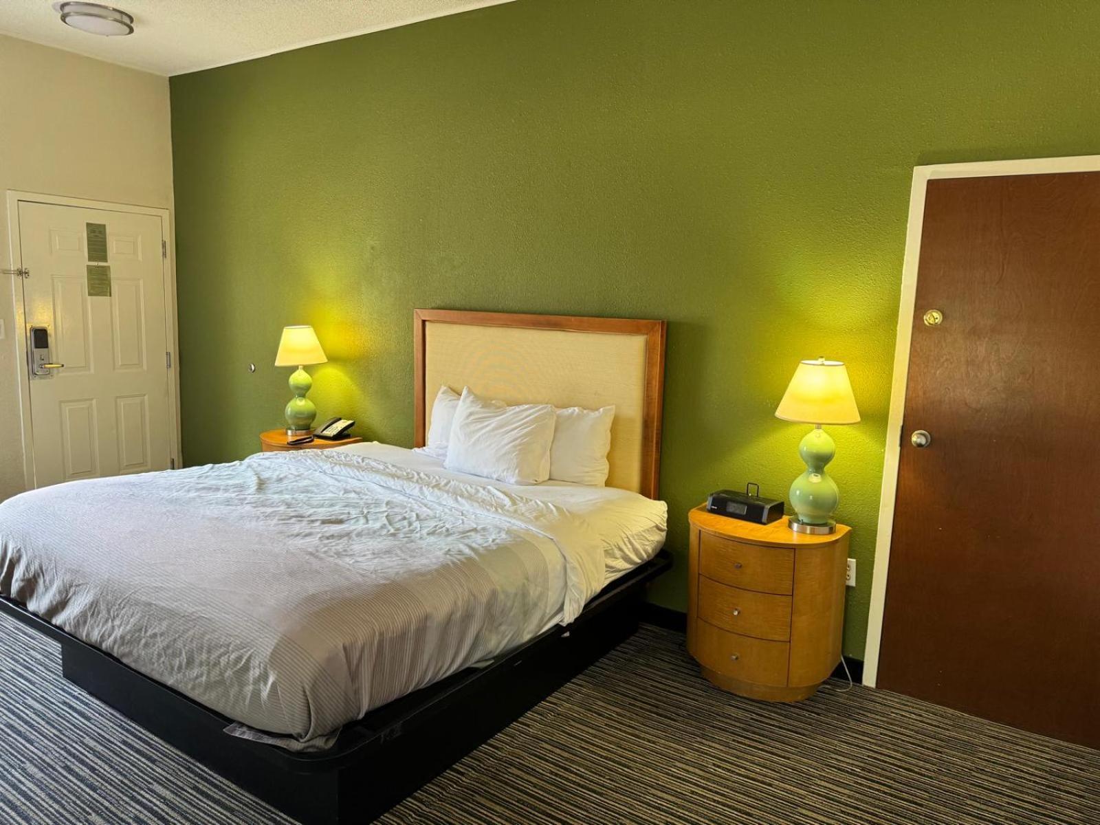 King Room Lake View Disability Access or Non-Smoking