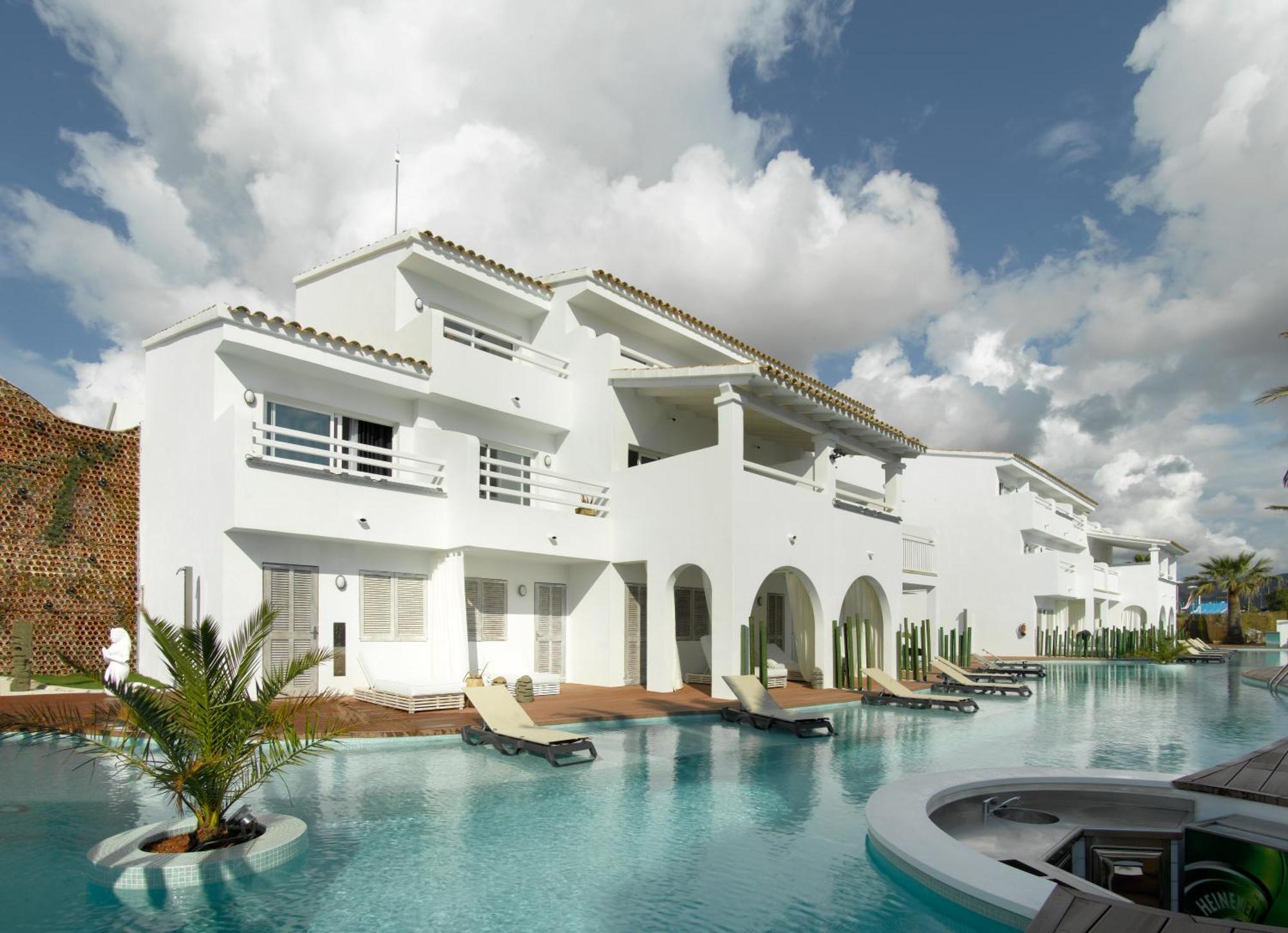 Quarto superior com acesso direto à piscina - Ingresso para o Ushuaia Club incluído