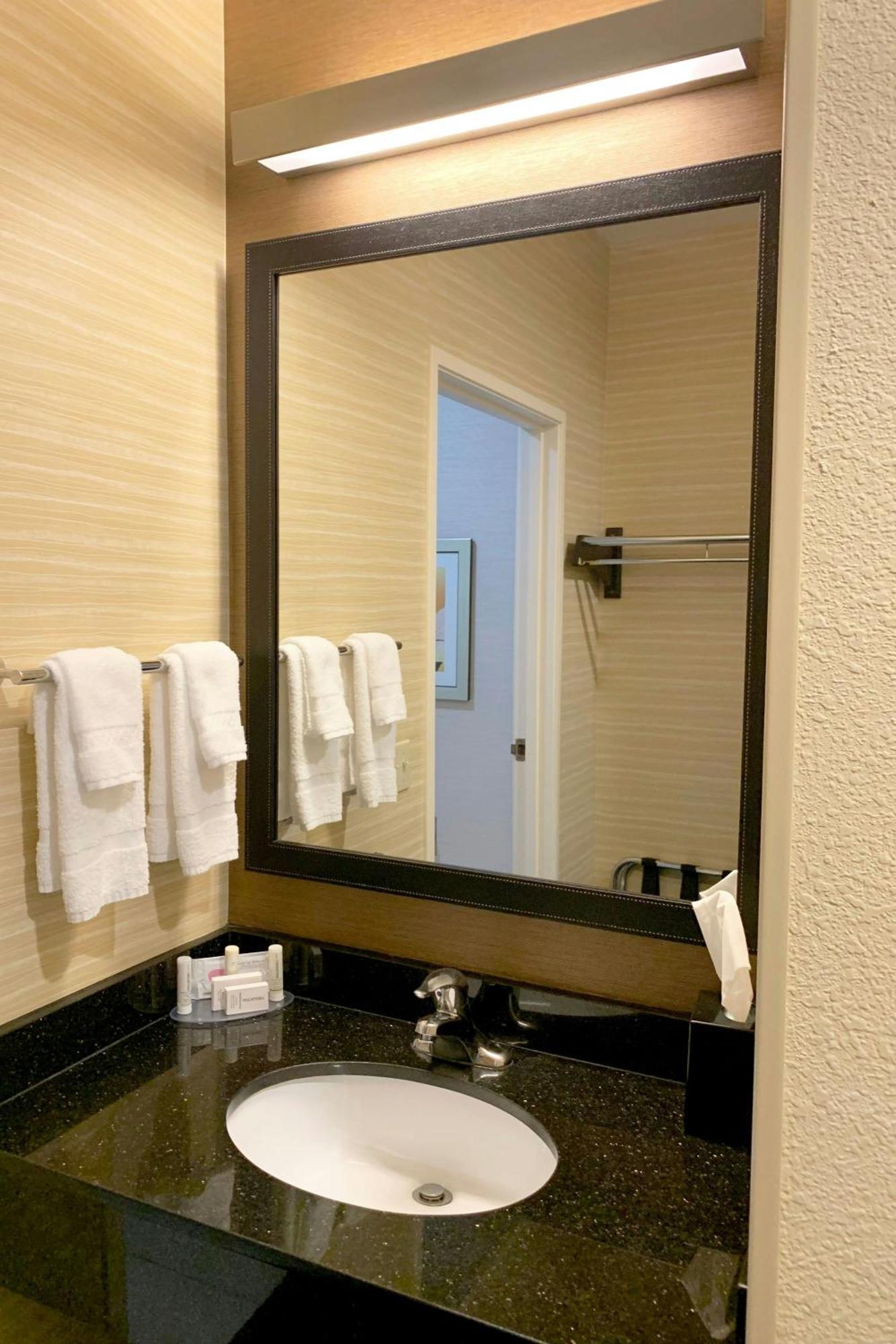 King Room with Bathtub - Mobility Access/Hearing Accessible