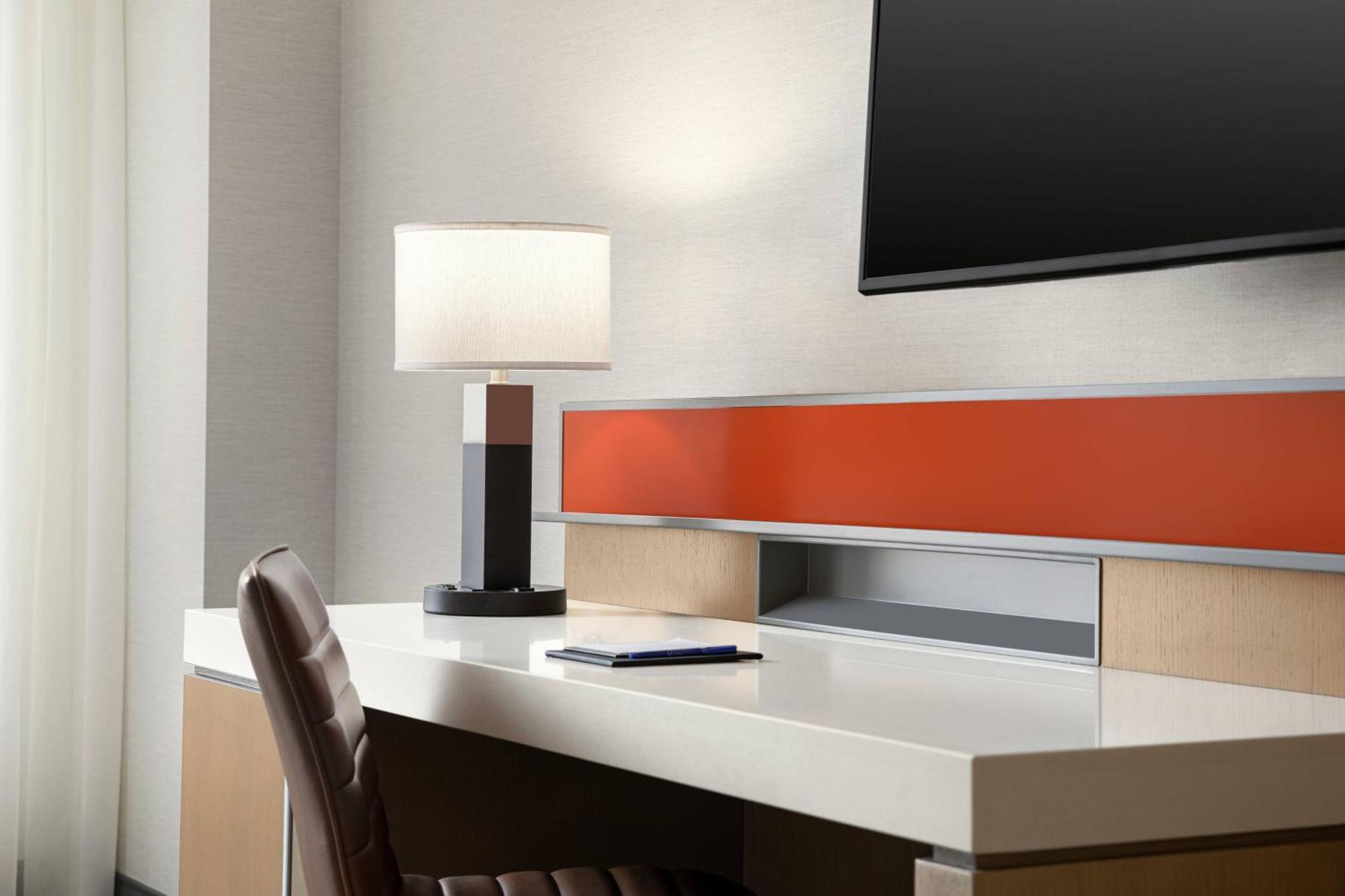Habitación con cama extragrande y sofá cama