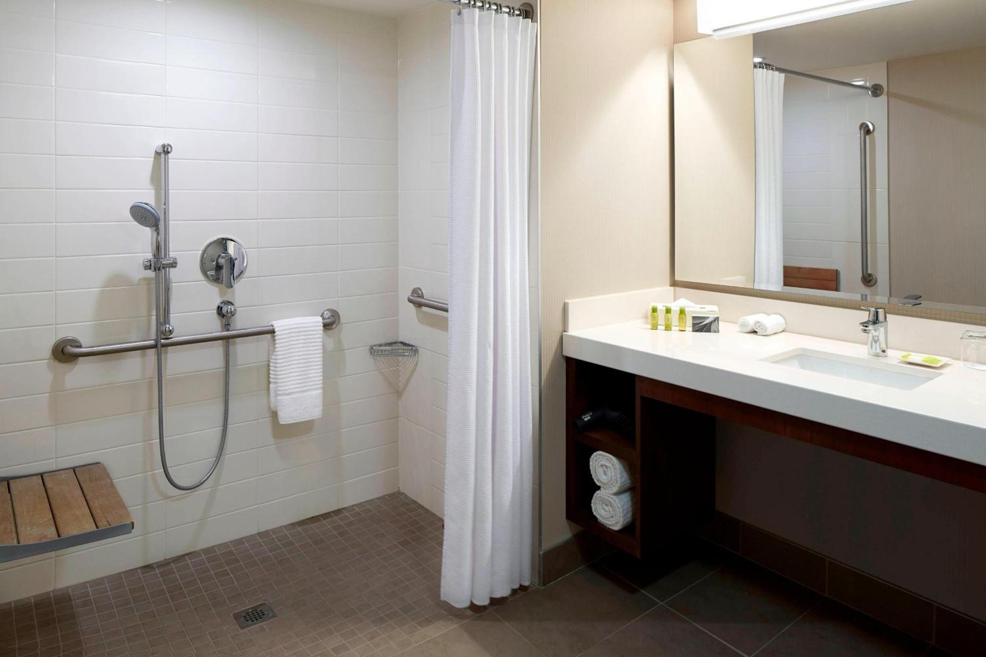Accessible Guest room 1 Queen Waterfront