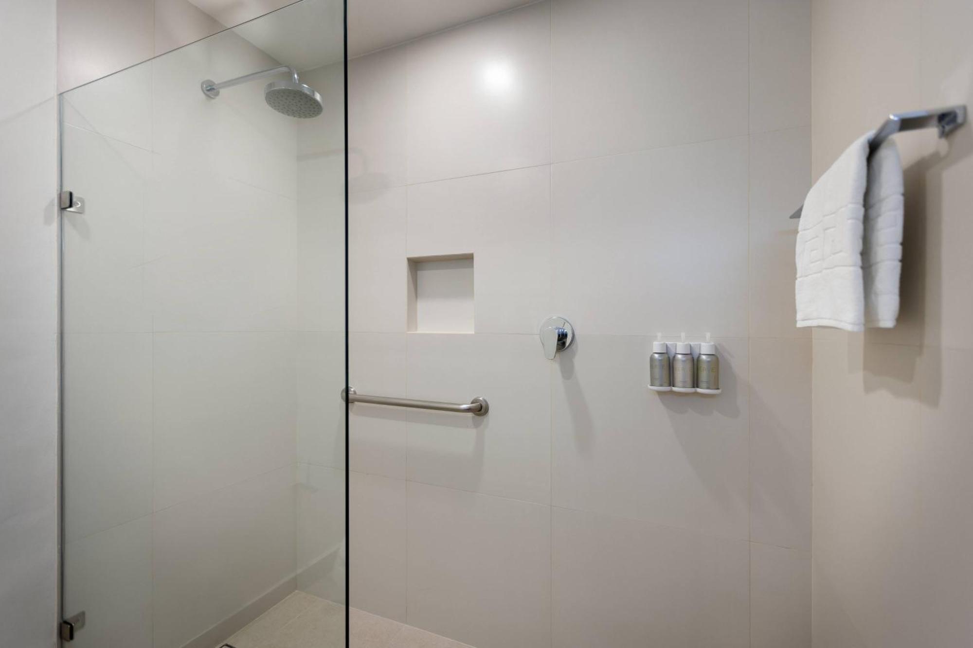 Habitación con cama extragrande y servicio de enlace con el aeropuerto