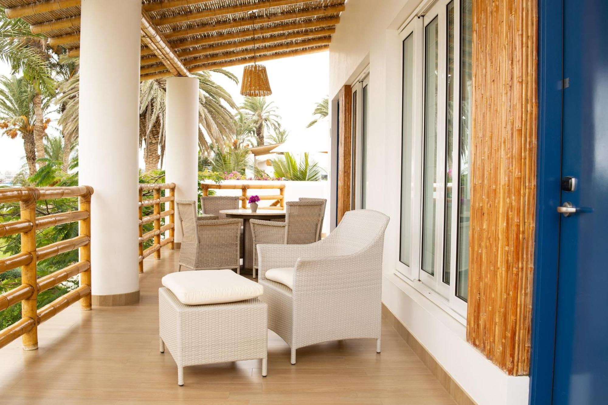 Solarium Larger Suite 1 King Sofa Bed Garden View