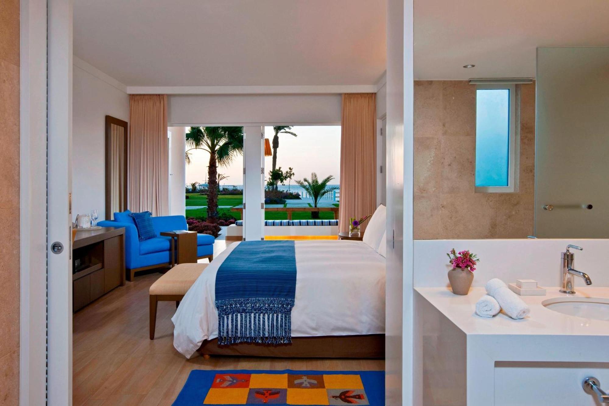 Deluxe Guest Room 1 King Oceanfront