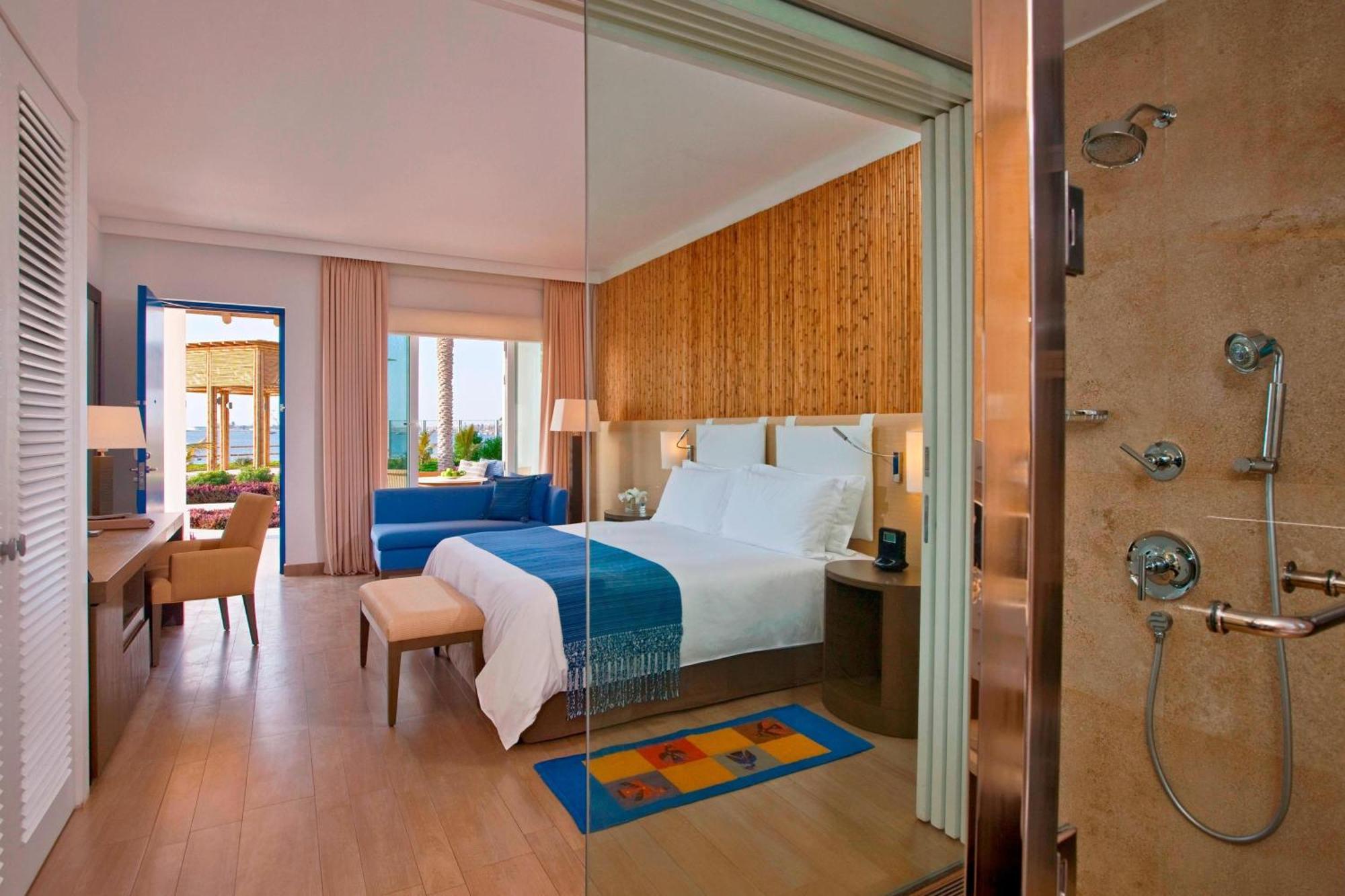 Deluxe Guest Room 1 King Oceanfront