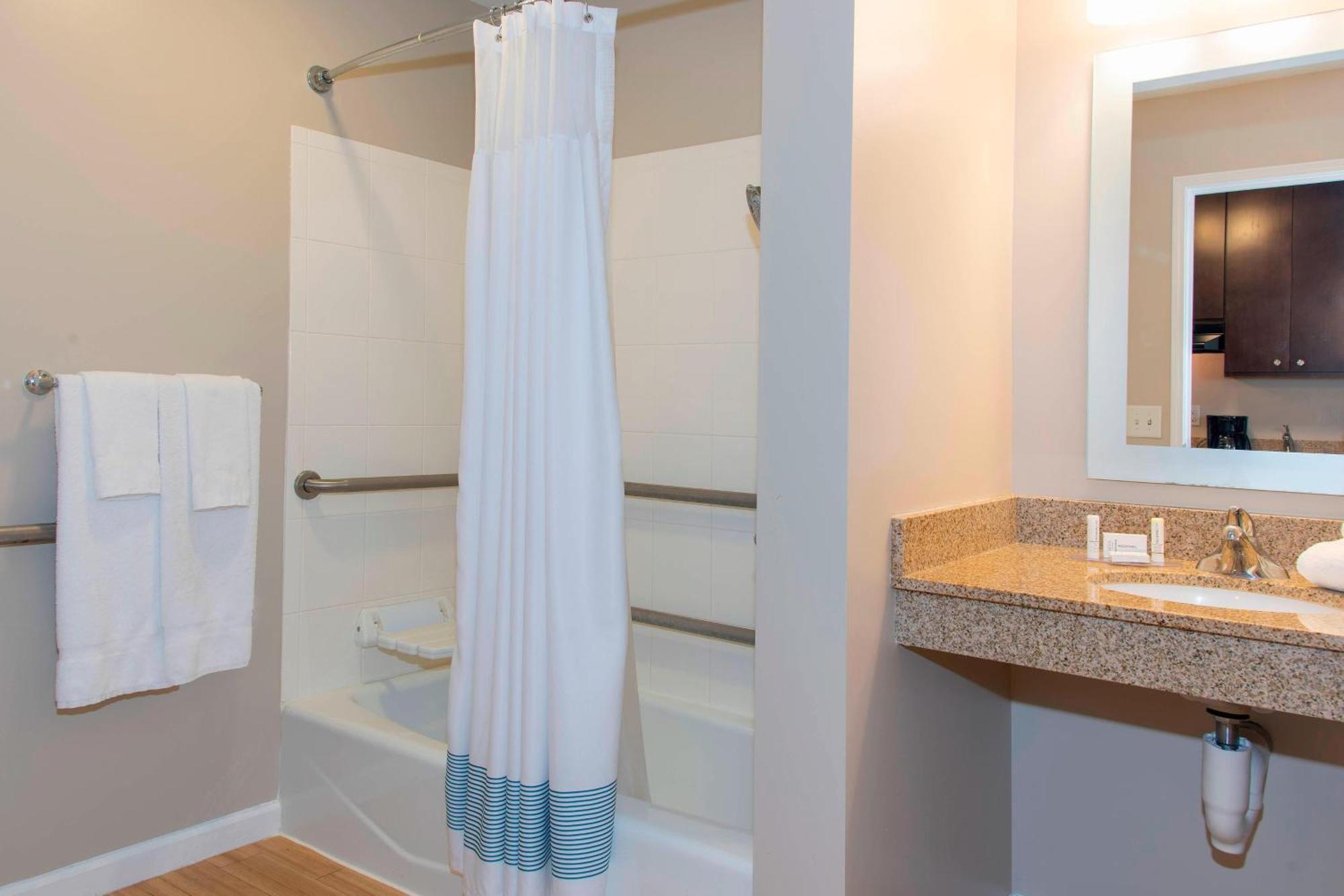 Studio Queen Room - Mobility/Hearing Accessible with Tub