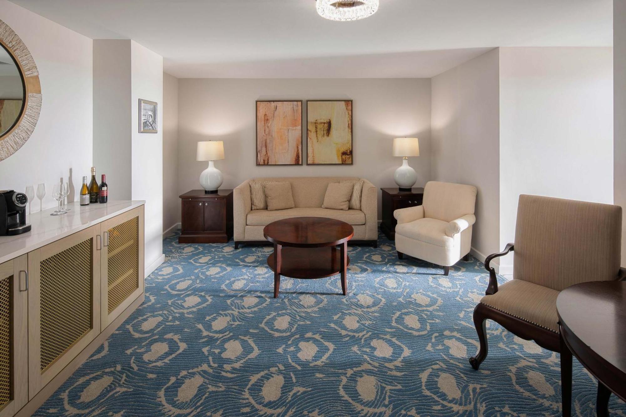 Deluxe, 1 Bedroom Suite, 1 King, Sofa bed