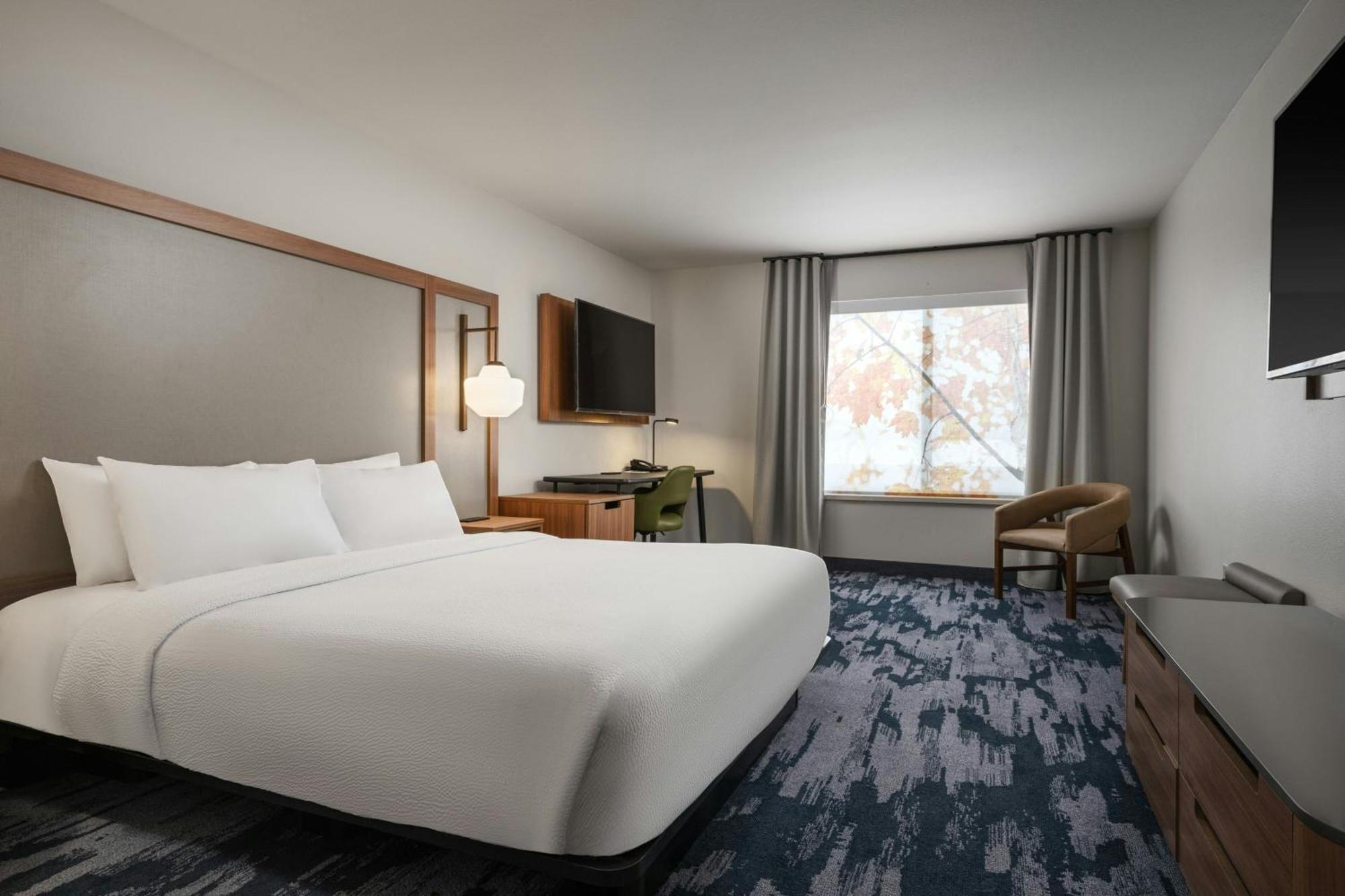 King Room with Transfer Shower and Roll-In Shower - Mobility Access/Hearing Accessible