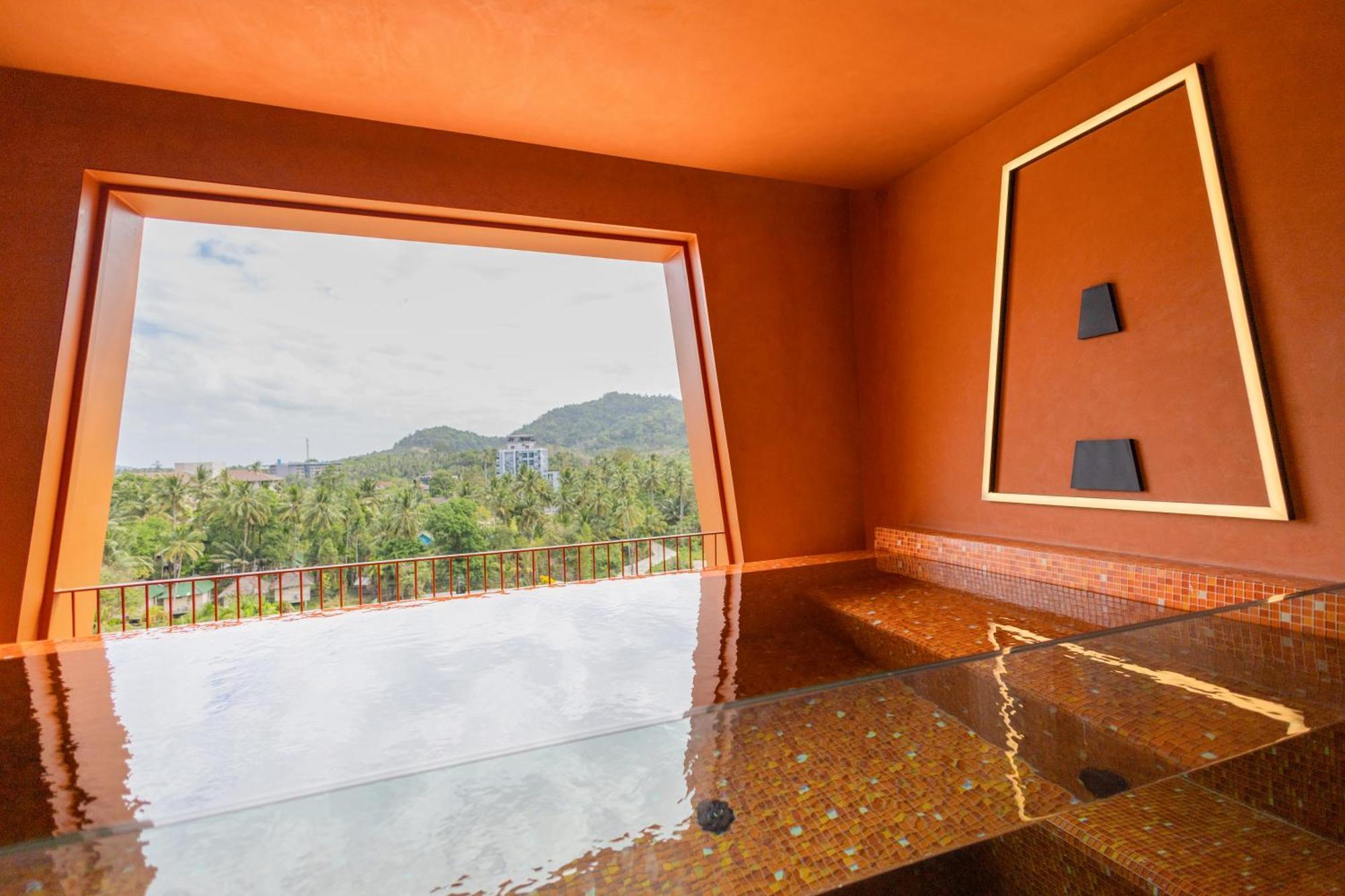 Deluxe Pool Suite Mountain View