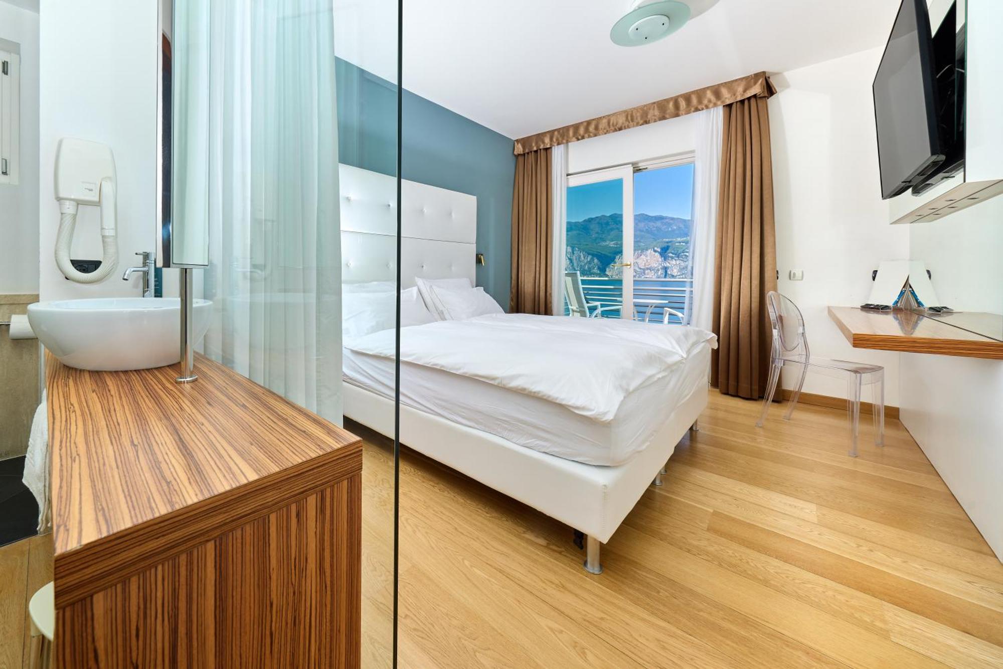 Superior Triple Room Balcony Lake View