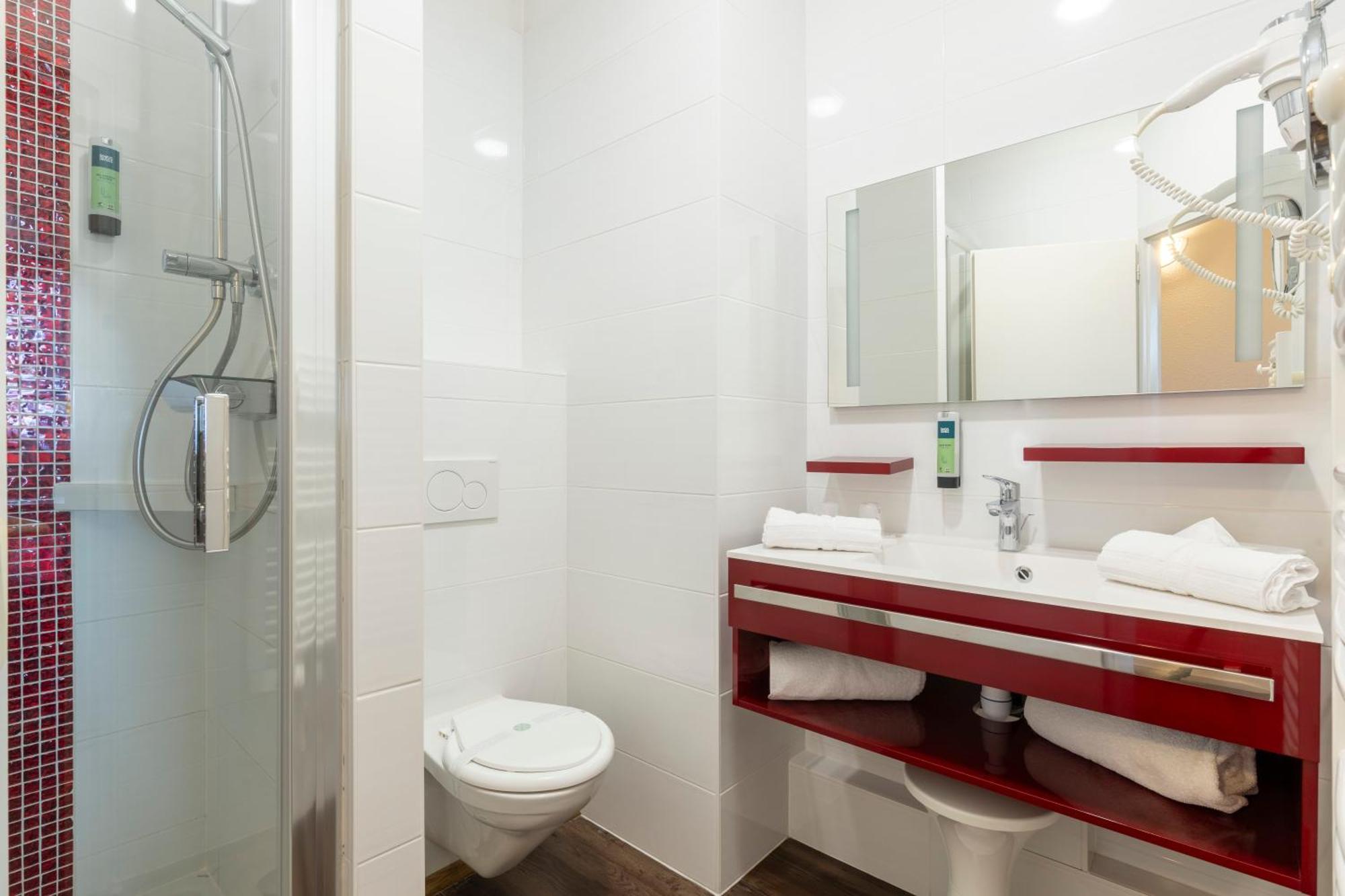 Double Room Shower,1640370525:JPEG