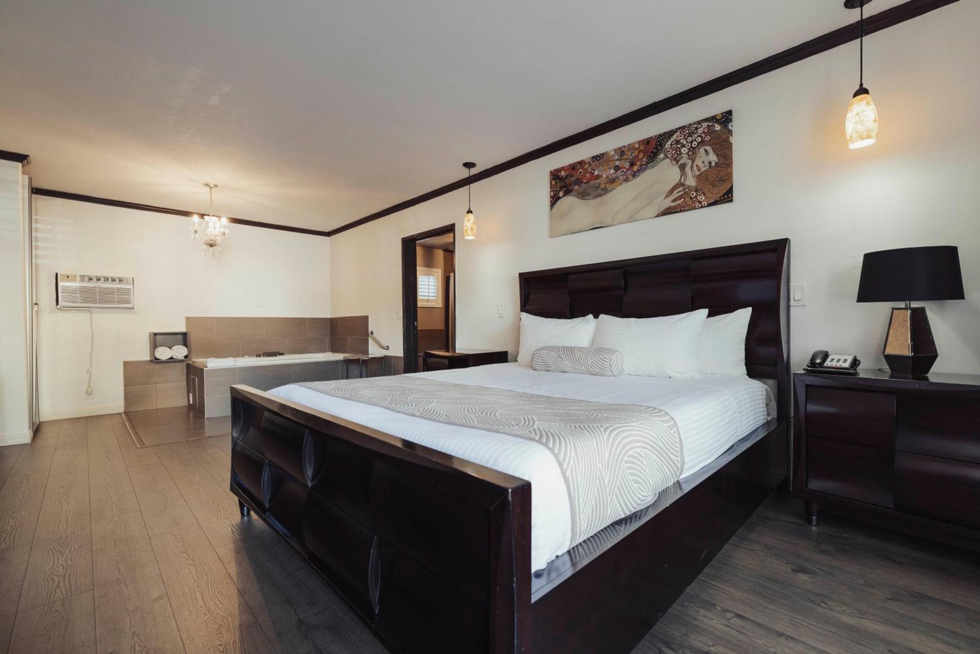 Jacuzzi Suite 1 King Bed