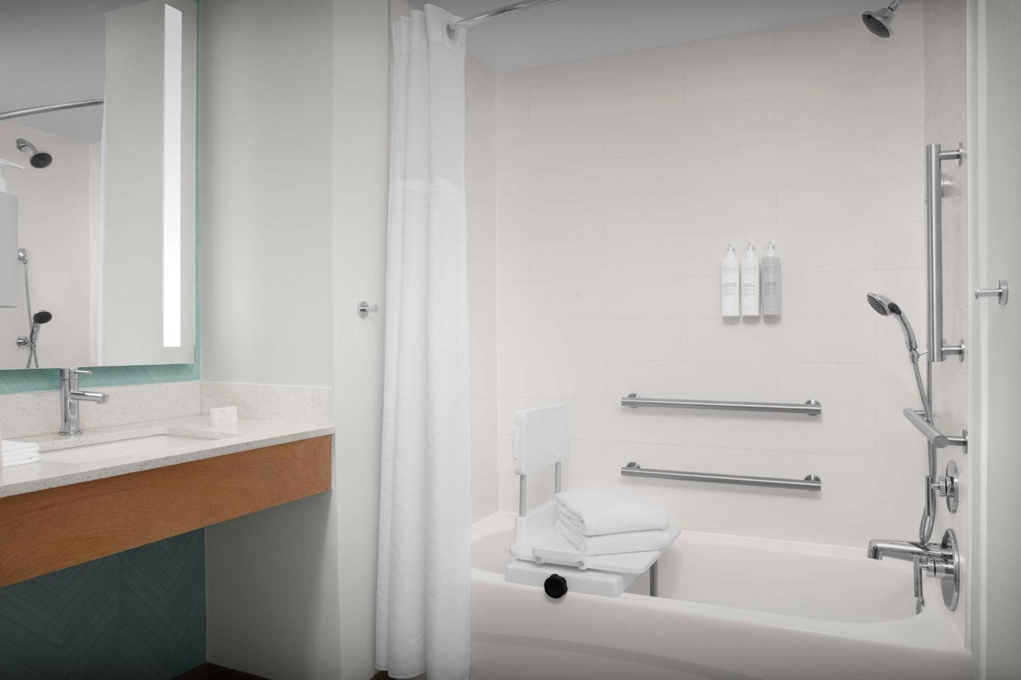 King Room with Accessible Tub - Mobility Access
