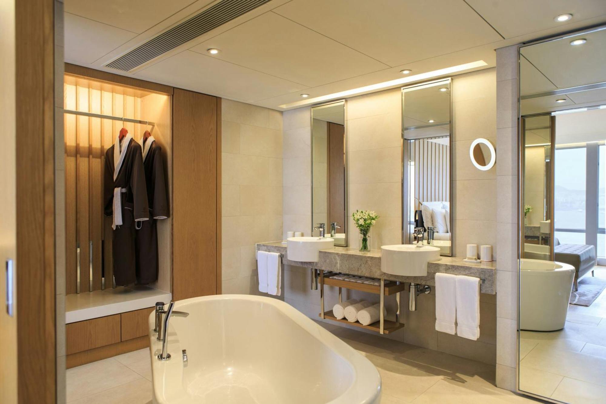 Deluxe King Suite Harbour View Executive Lounge Access