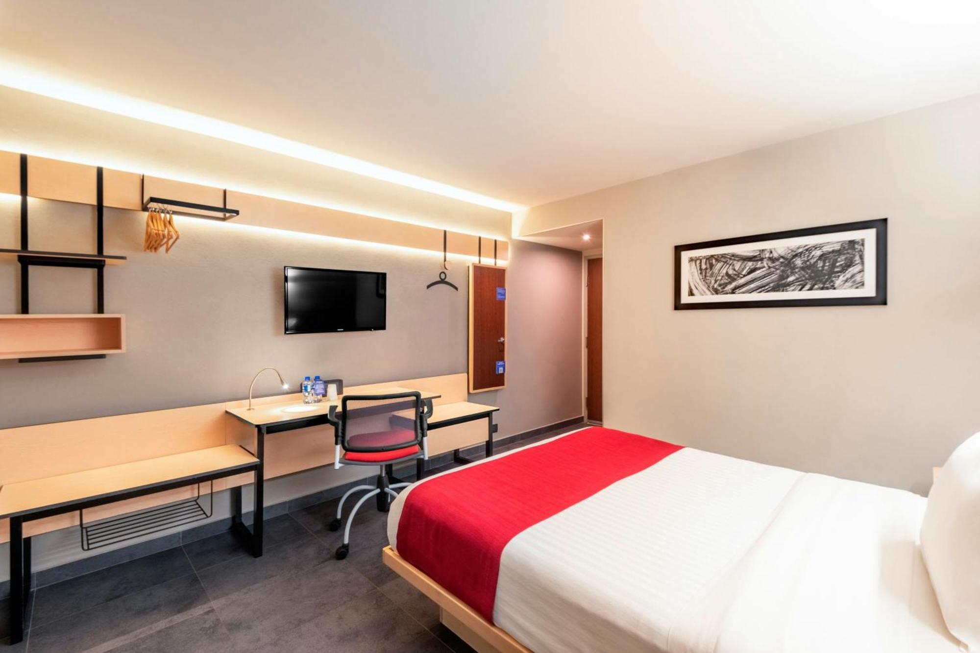 Habitación con cama grande