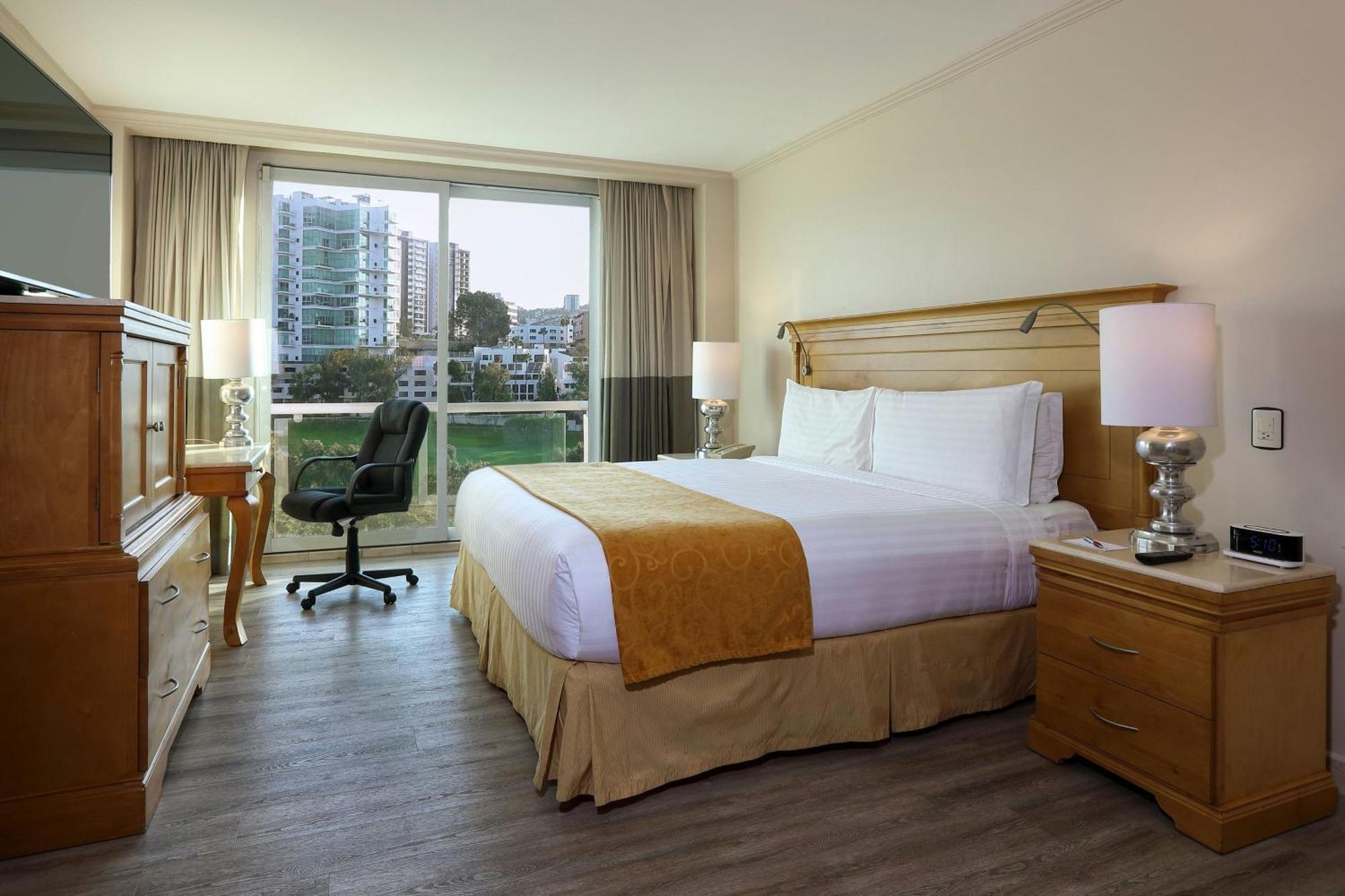 Deluxe Room Golf View 1 King Bed