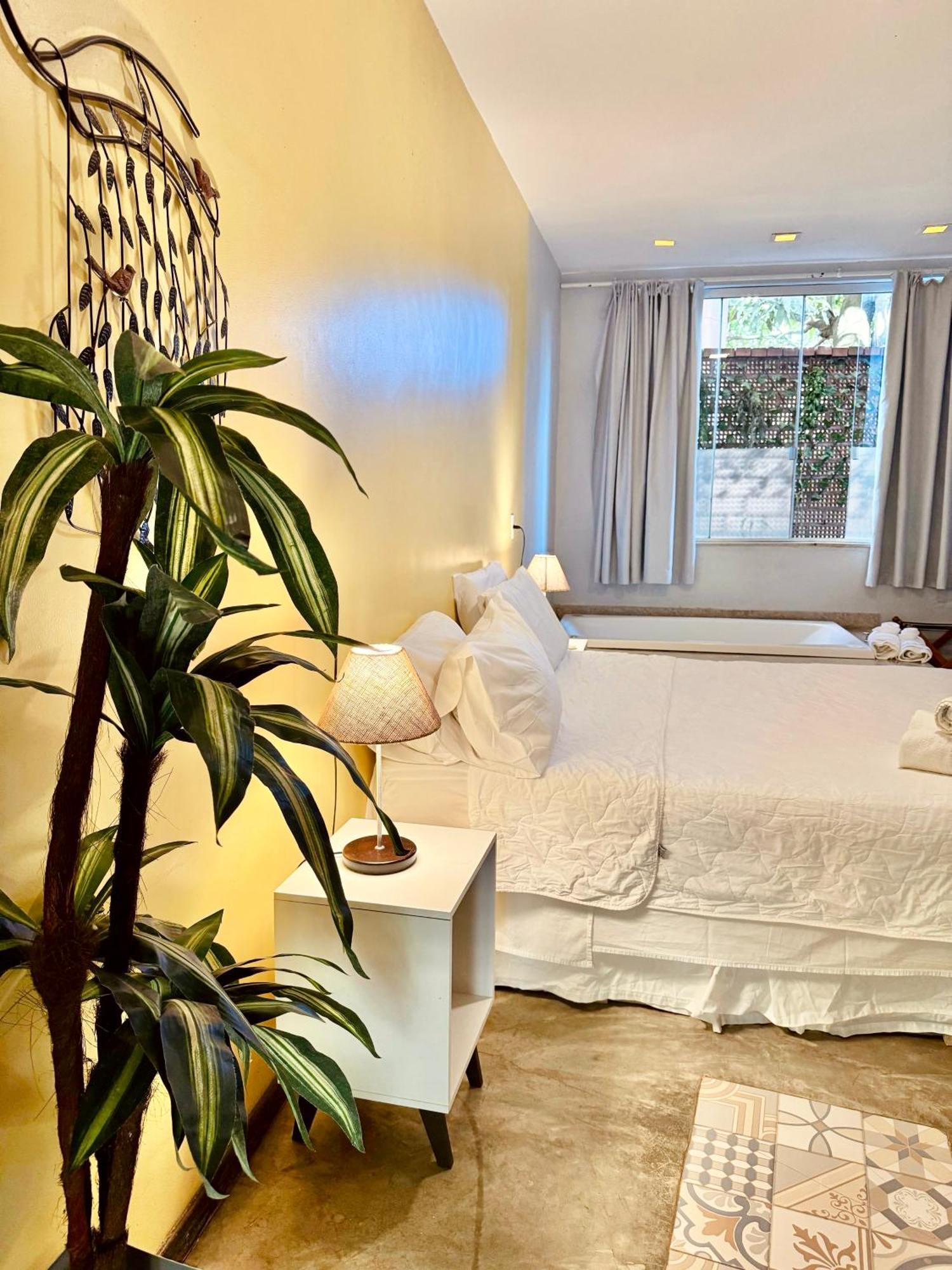 Suíte com Cama King-size e Banheira de Hidromassagem