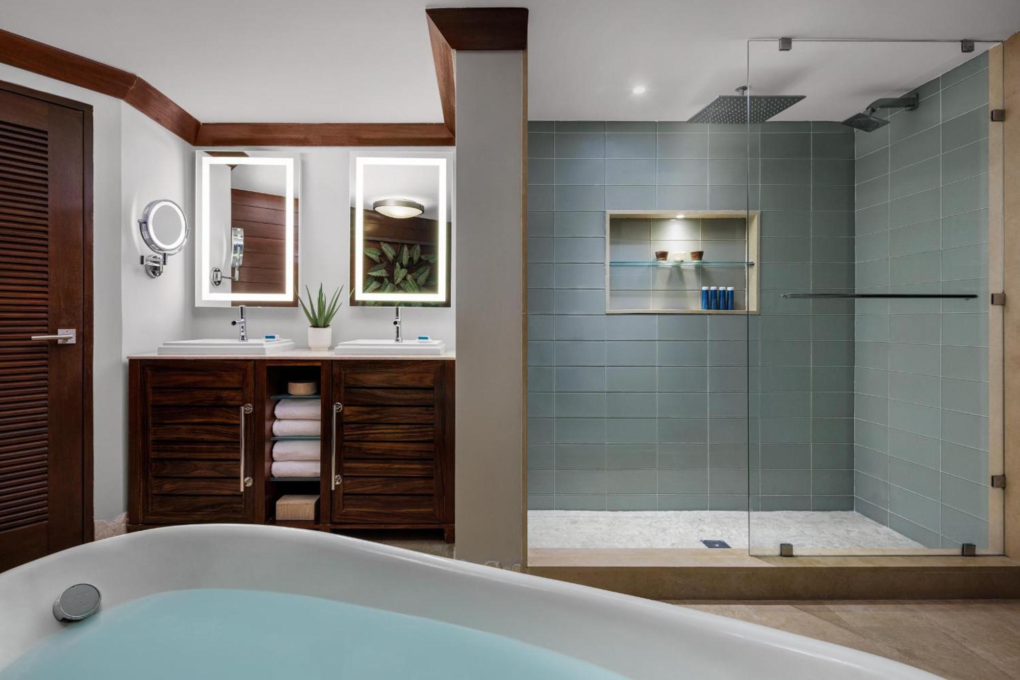 Suite Fronte Spiaggia con 1 Camera da Letto, Maggiordomo, Balcone e Vasca da Bagno Tranquility