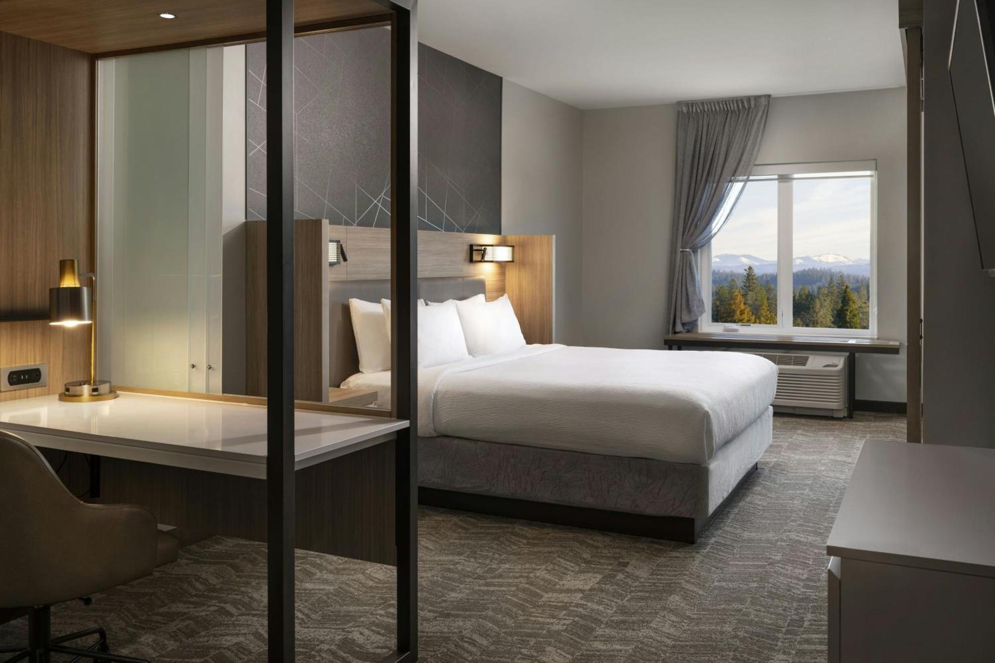 Mountain View King Suite Suite 1 King Trundle bed
