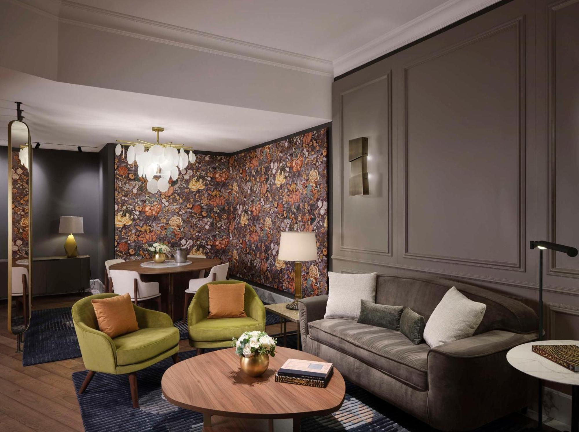 Suite Anantara con vistas a la plaza y cama supletoria